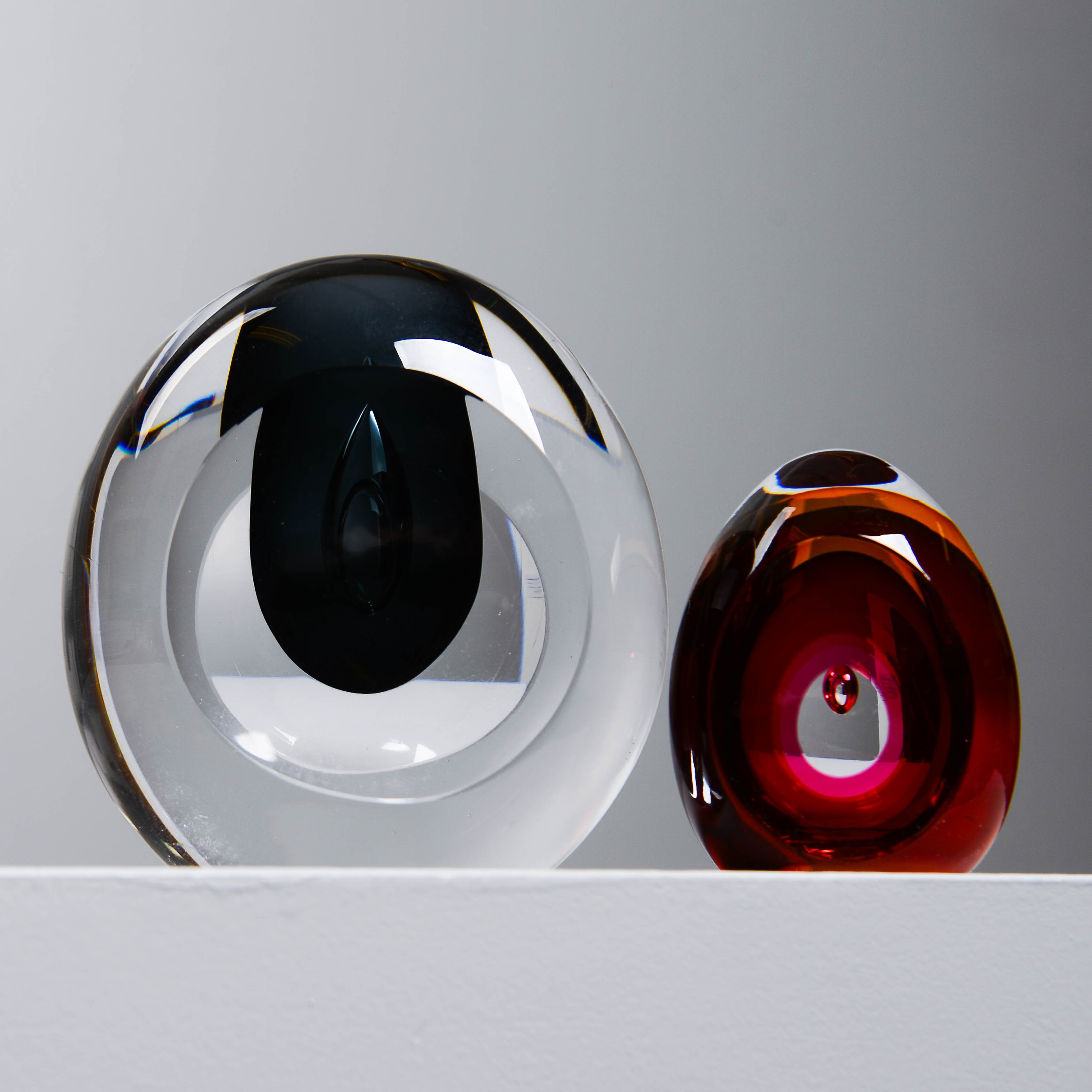 MONA MORALES-SCHILDT. Glasskulpturer, 2 st, Kosta.