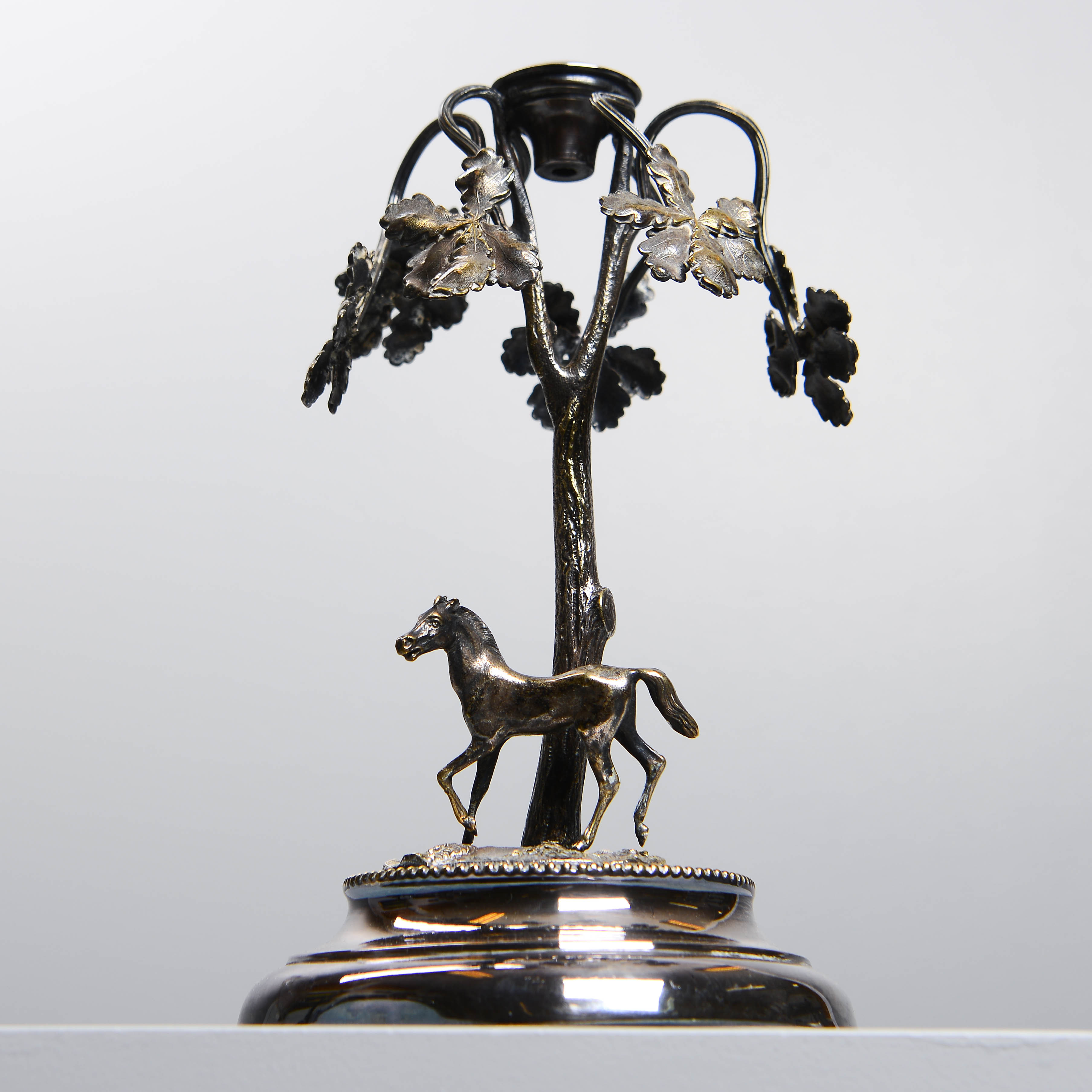 BORDSDEKORATION, häst under ek, nysilver, GAB.