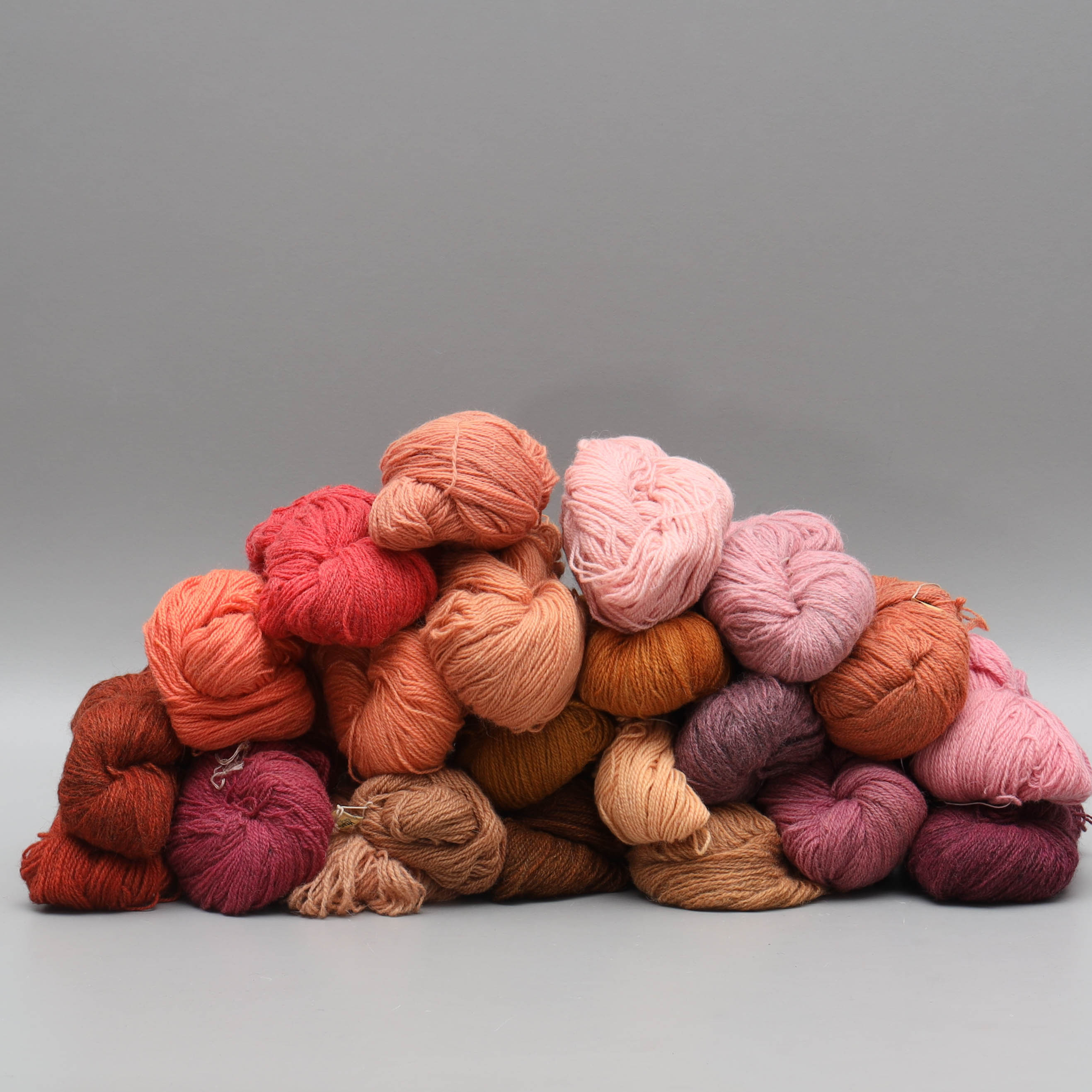 HANDSPUNNET ULLGARN, 22 nystan, rosa/lila/brun, från säljarens egna får.