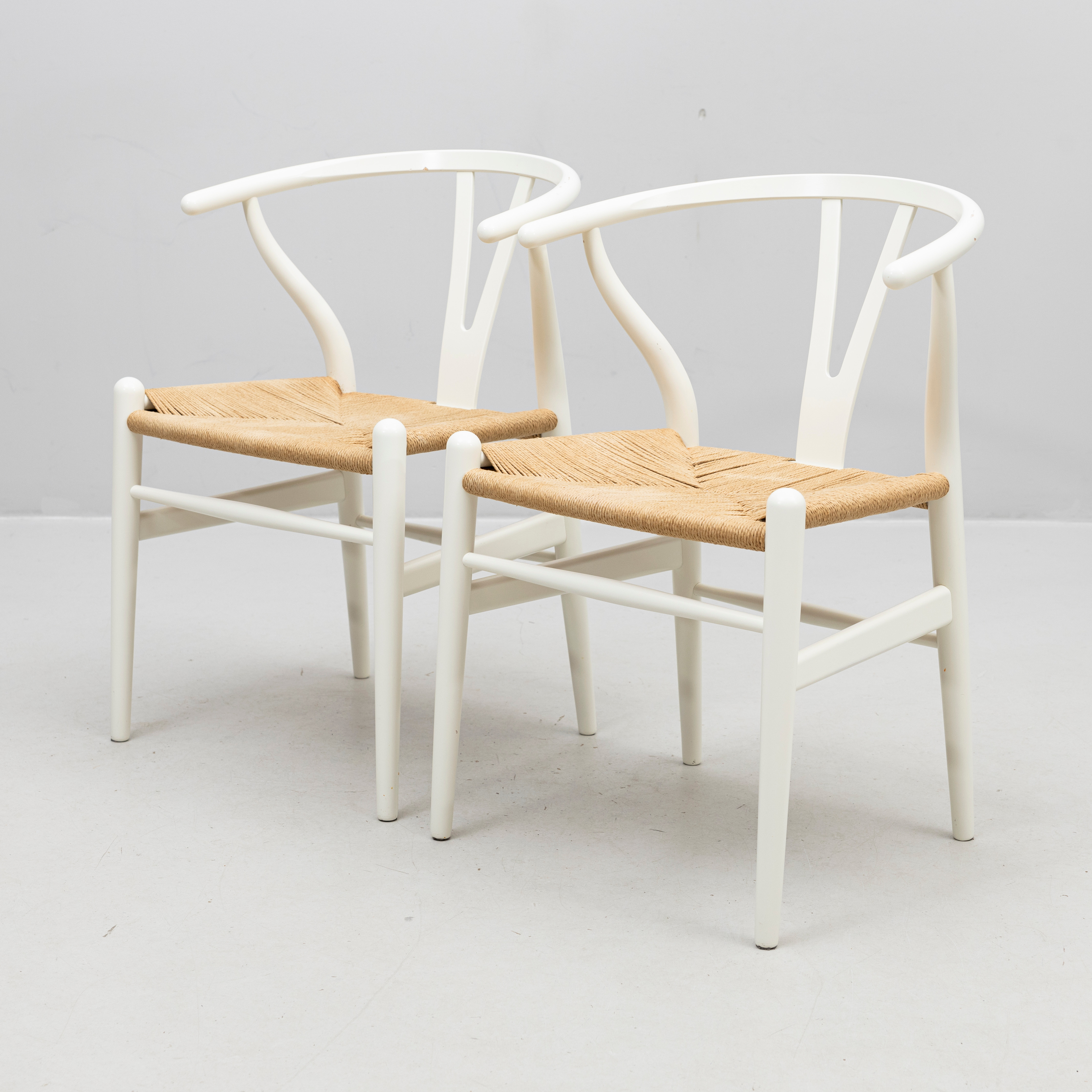 HANS J WEGNER. Karmstolar, ett par, vitmålad bok, "Y-stolen", formgiven 1949, Carl Hansen & Söner, etikettmärkta, Odense, Danmark.