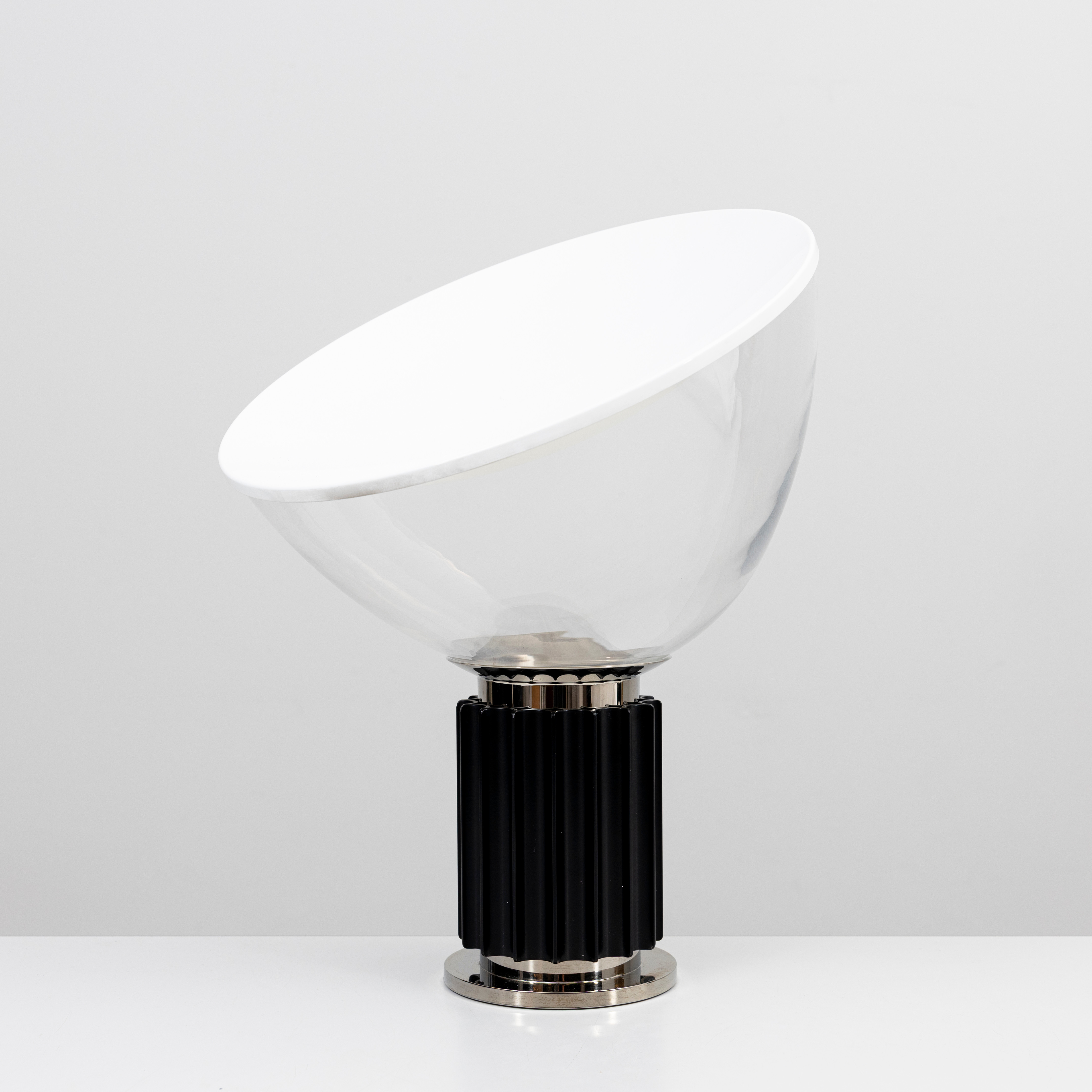 ACHILLE OCH PIER GIACOMO CASTIGLIONI. Bordslampa, aluminium och glas,"Taccia" small, formgiven 1962, Flos, Italien.