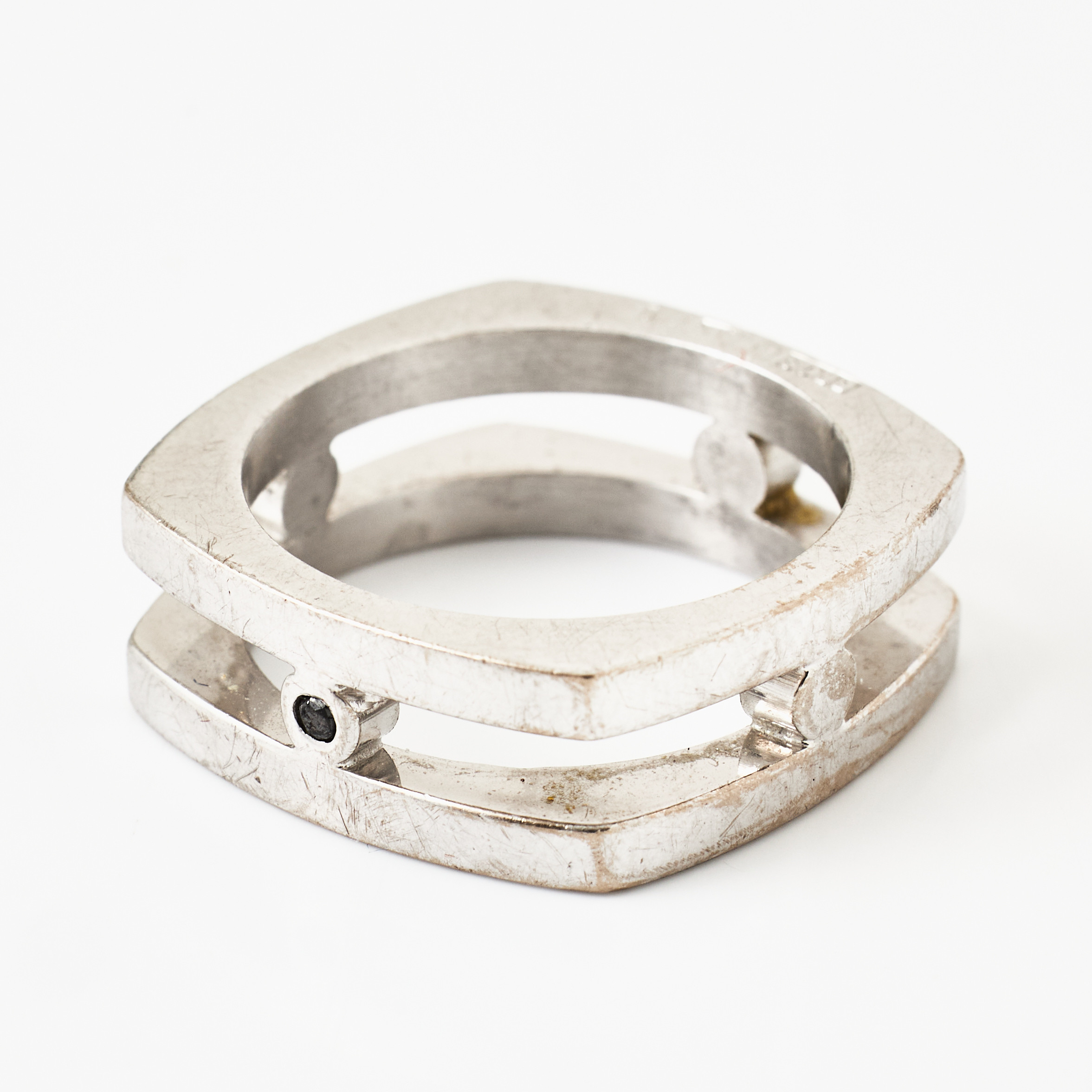 RING, 18 k vitguld, dekor med en fasettslipad mörk sten, Boutiquen Guld-Bros, Stockholm 1917.