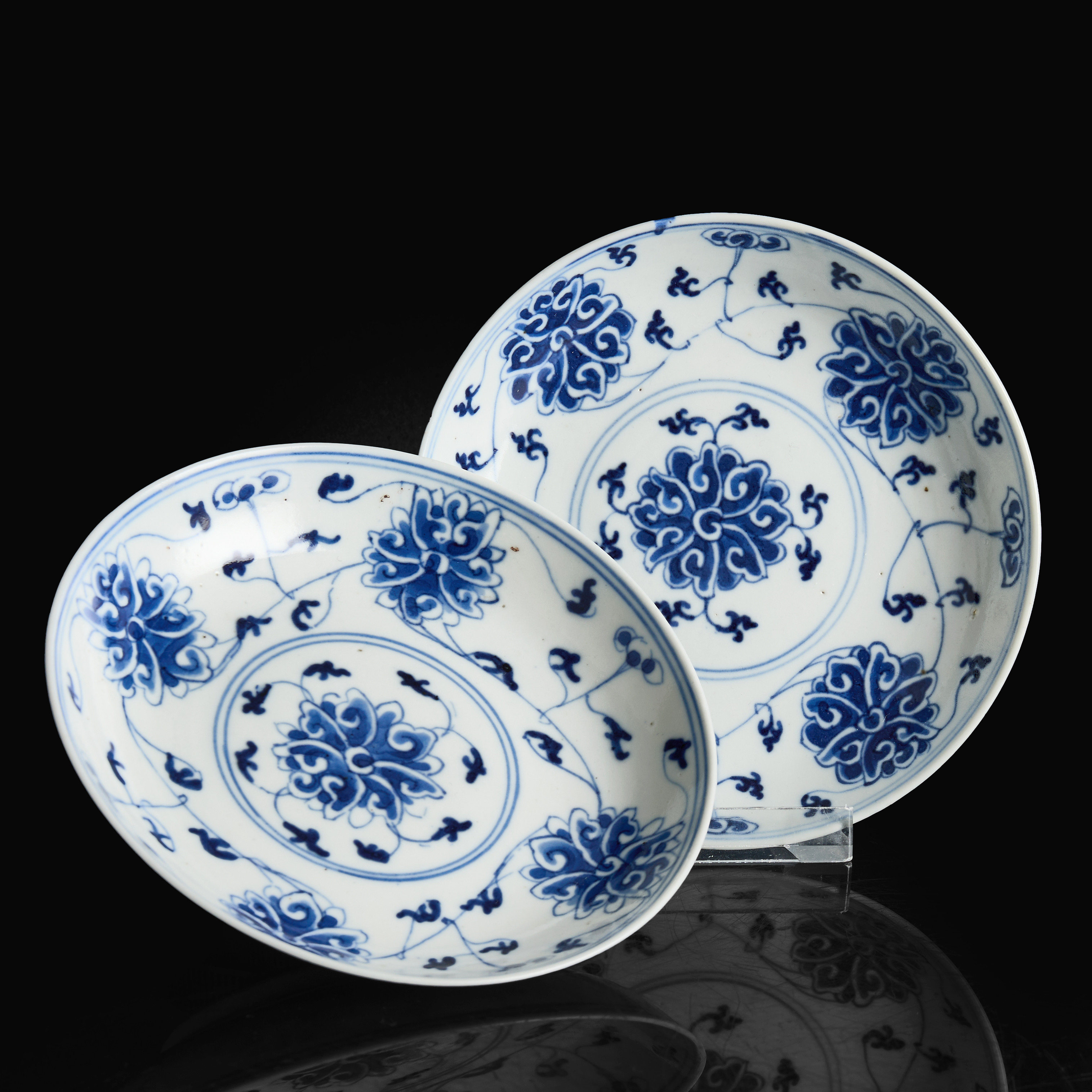 SKÅLFAT (2 st), porslin, Kina, dekor i underglasyrblått av stiliserade lotusblommor, sen Qingdynastin (1644-1912), med Guangxus märke.