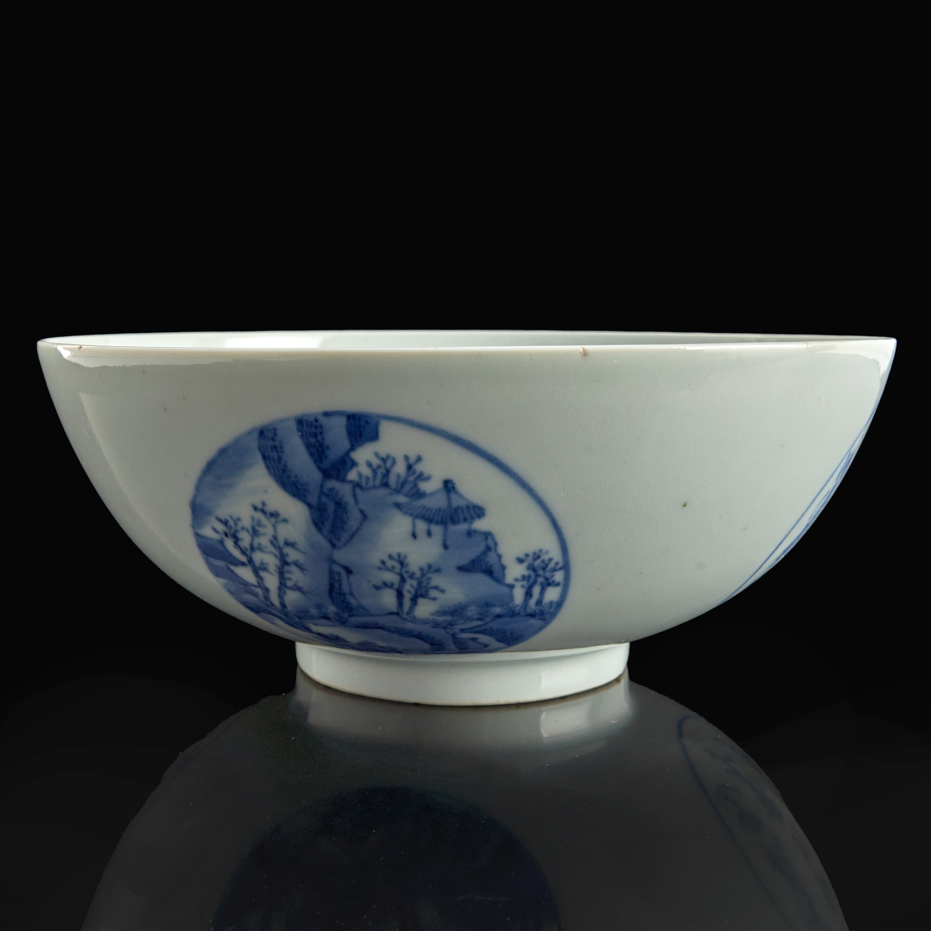 SKÅL, porslin, Kina, dekor i underglasyrblått av landskap och kalligrafi inom rundlar, 1900-tal.