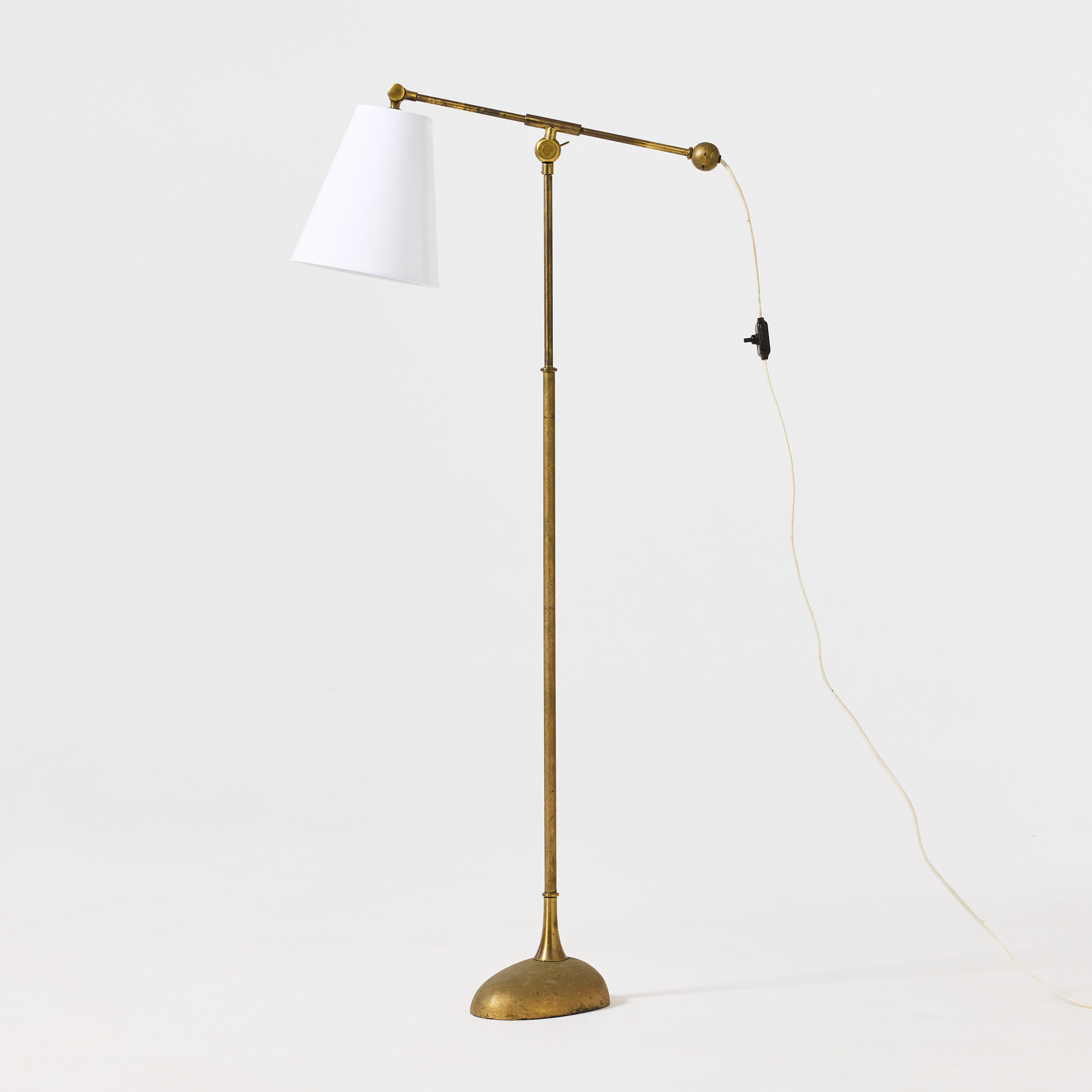 EINAR BÄCKSTRÖM. Golvlampa, Sverige 1940/50-tal, fot i bronserat gjutjärn, pelare och ljusarm i mässing.