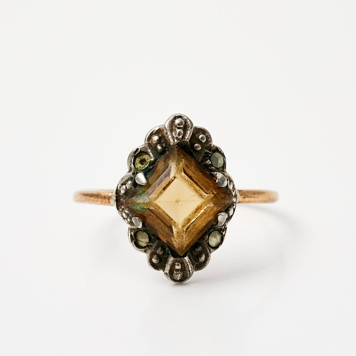 RING, 18 k guld samt silver, dekor av fasettslipad gult glas samt markasiter, G. Dahlgren & Co, Malmö, 1958.