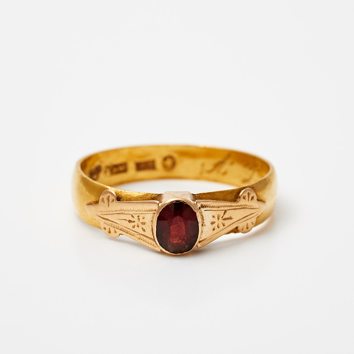 RING, 23 k guld, graverad dekor med granat, Carl Jakob Jakobson, Söderhamn, 1895.