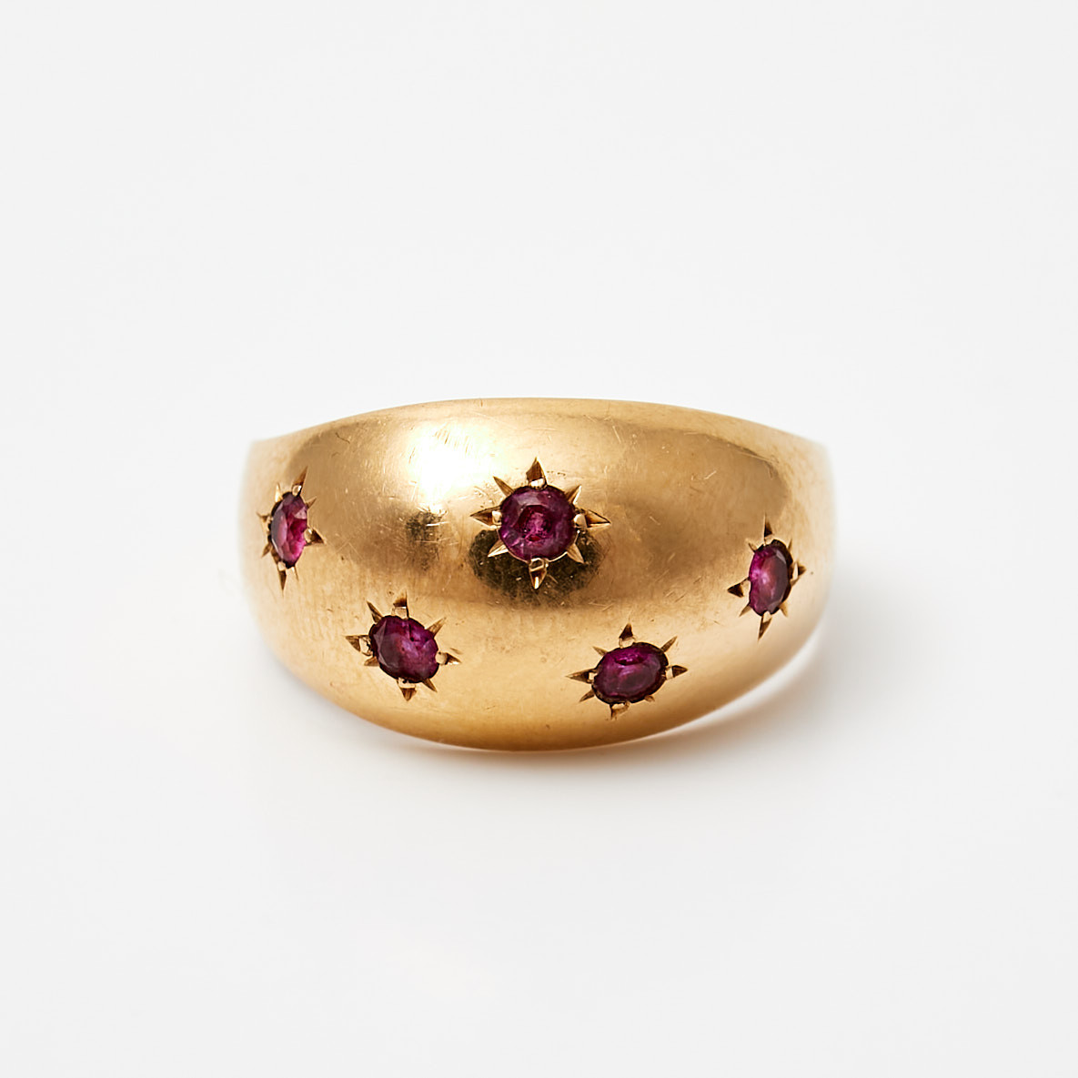 RING, 18 k guld, dekor av syntetiska rubiner, Guldvaruhuset Aktiebolag, Stockholm, 1955.