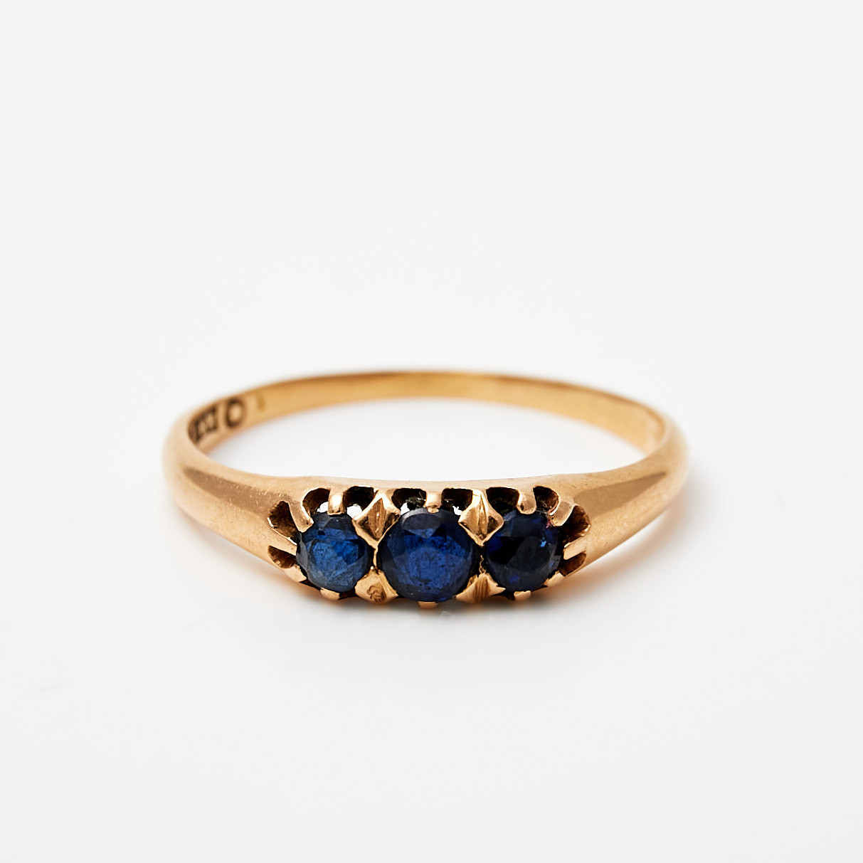 RING, 18 k guld, dekor av 3 syntetiska safirer, svenska kontrollstämplar.