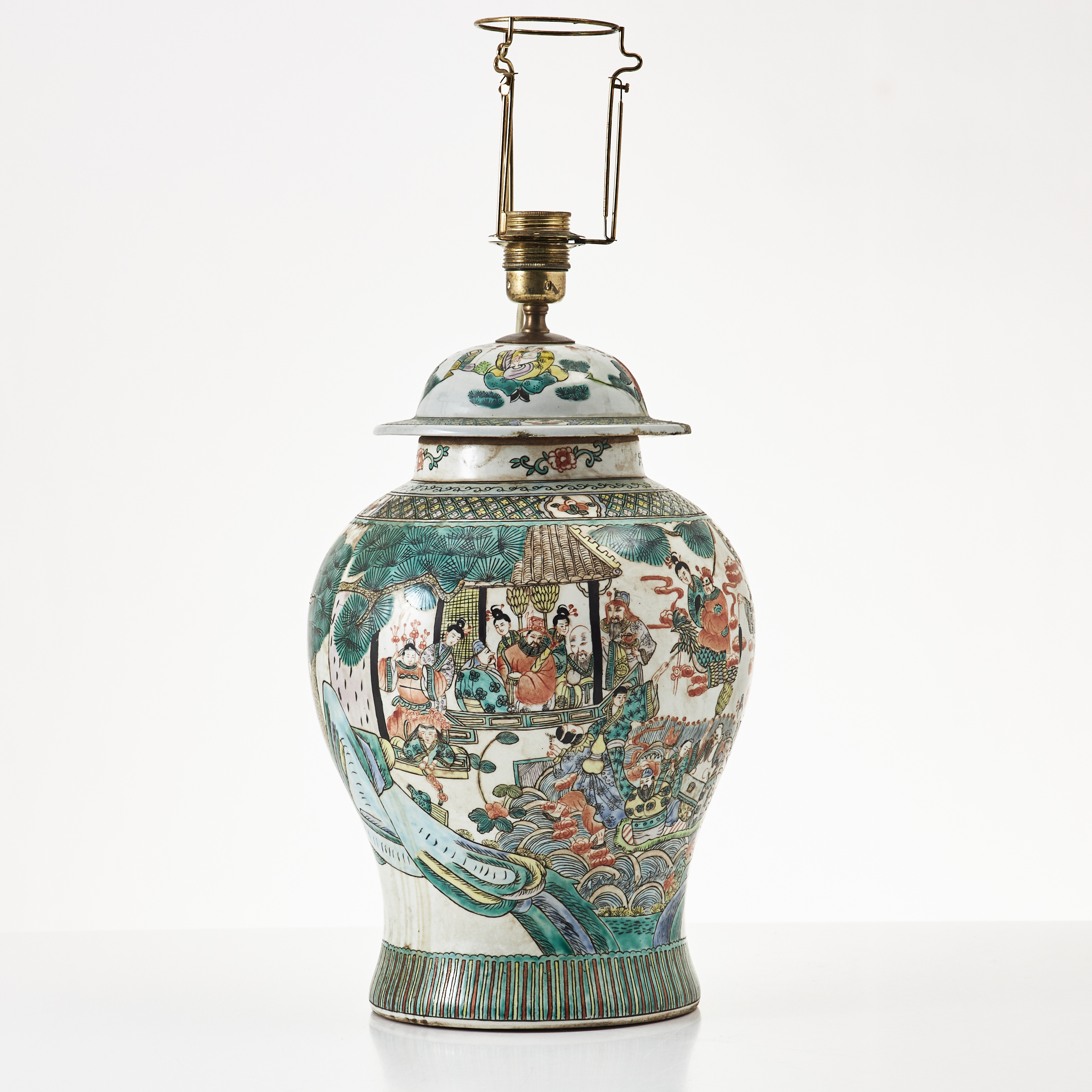 BORDSLAMPA, porslin, Kina, 1900-tal, balusterformad, dekor i famille vertefärger av figurscen.
