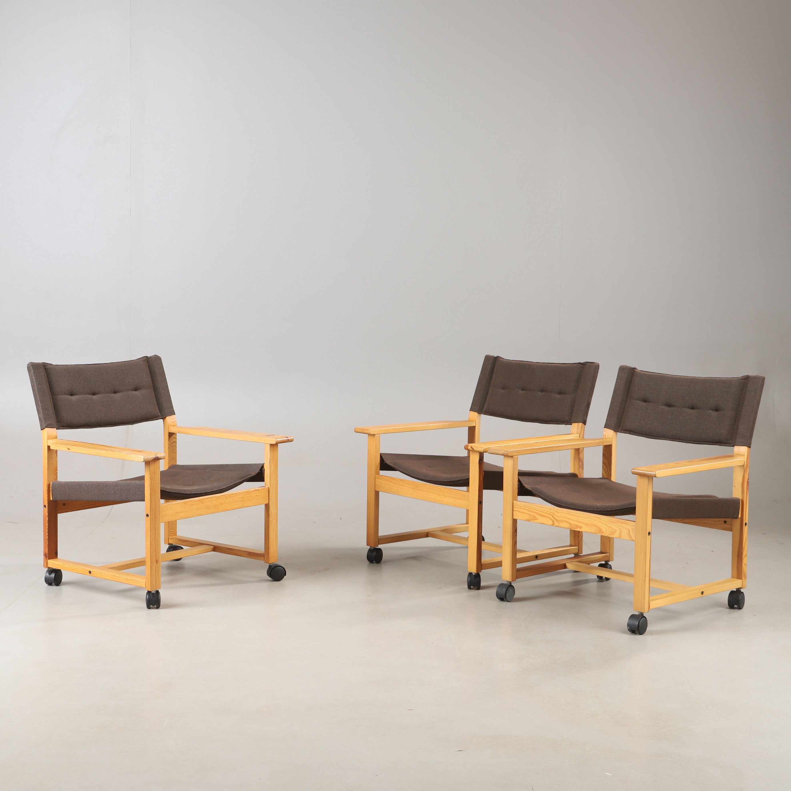 FÅTÖLJER, 3 stycken, furu och canvas, 1900-talets andra hälft.