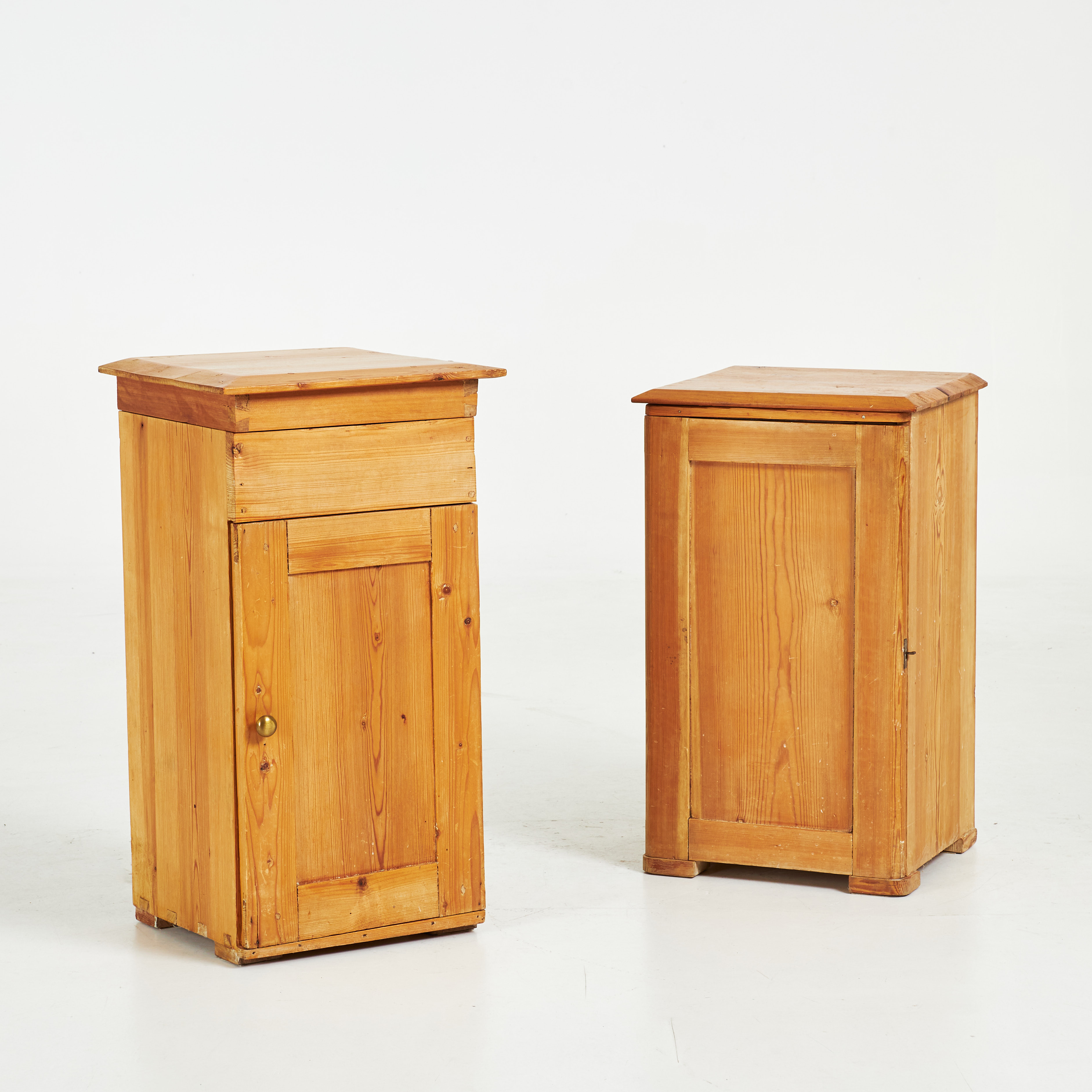 POTTSKÅP/KOMMOD, 2 st., furu/gran, 1800/1900-tal.