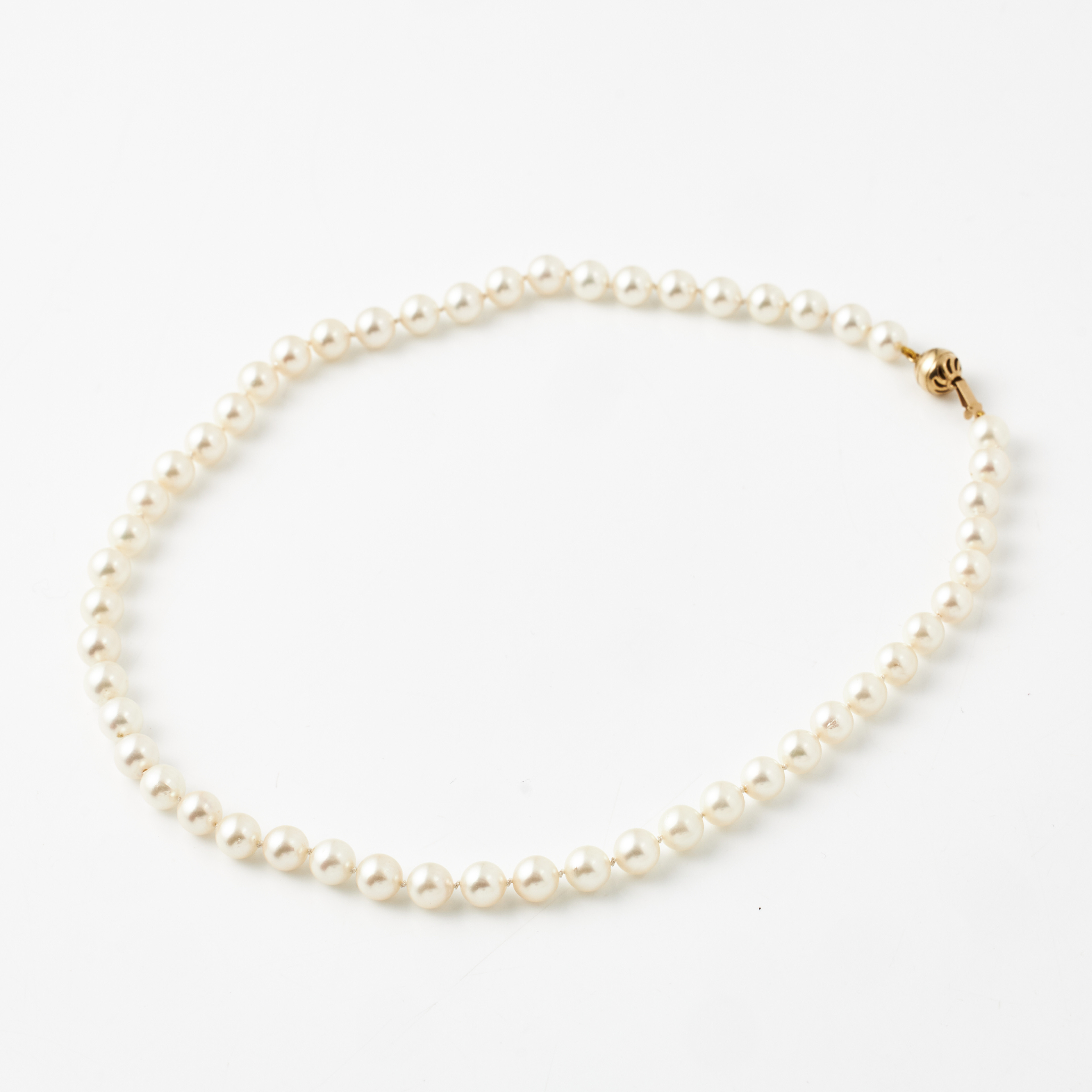 COLLIER, odlade saltvattenspärlor ca 7,7-7,9 mm, kulformat lås med genombruten dekor, 18 k guld.