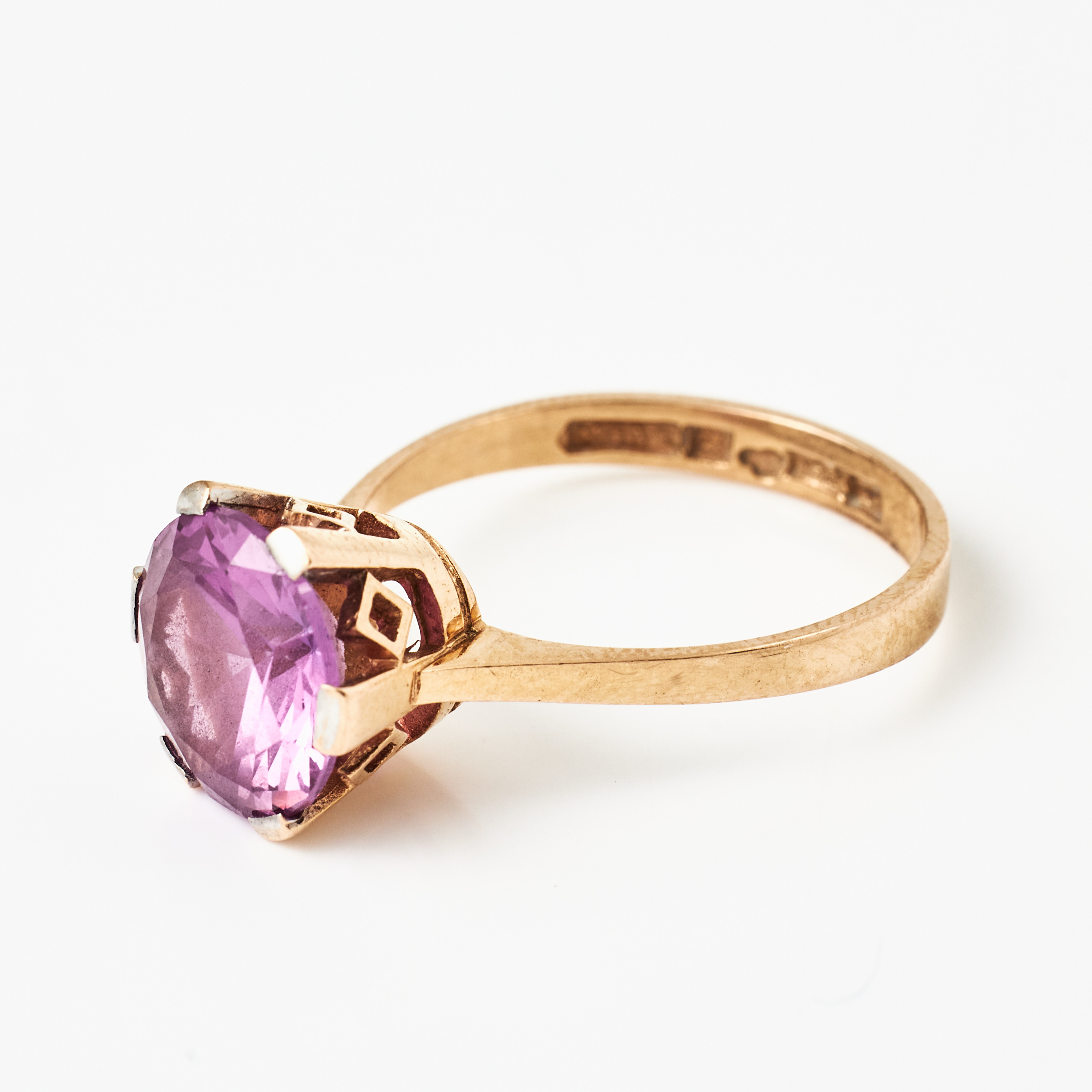 RING, 18 k guld, fasettslipad rosa syntetisk sten, Markströms, Uppsala 1972 (något otydligt årsindex).