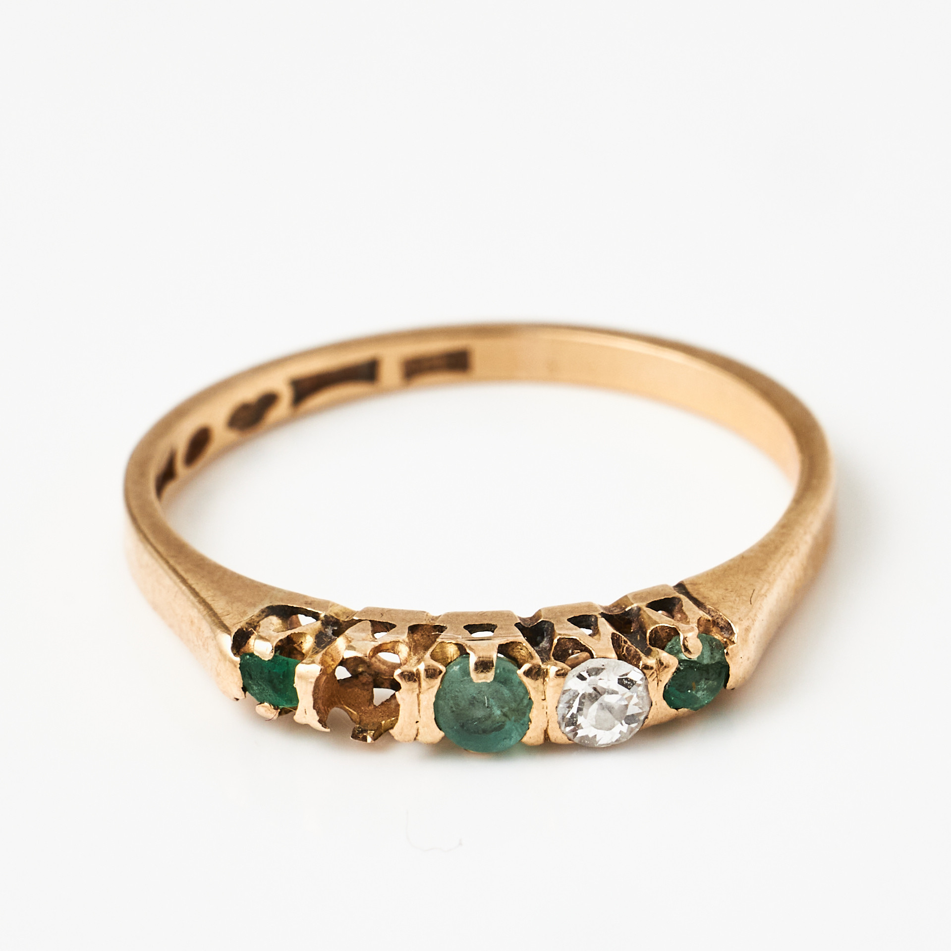RING, 18 k guld, 3 fasettslipade smaragder, en briljant ca 0,05 ct, Stockholm 1962.
