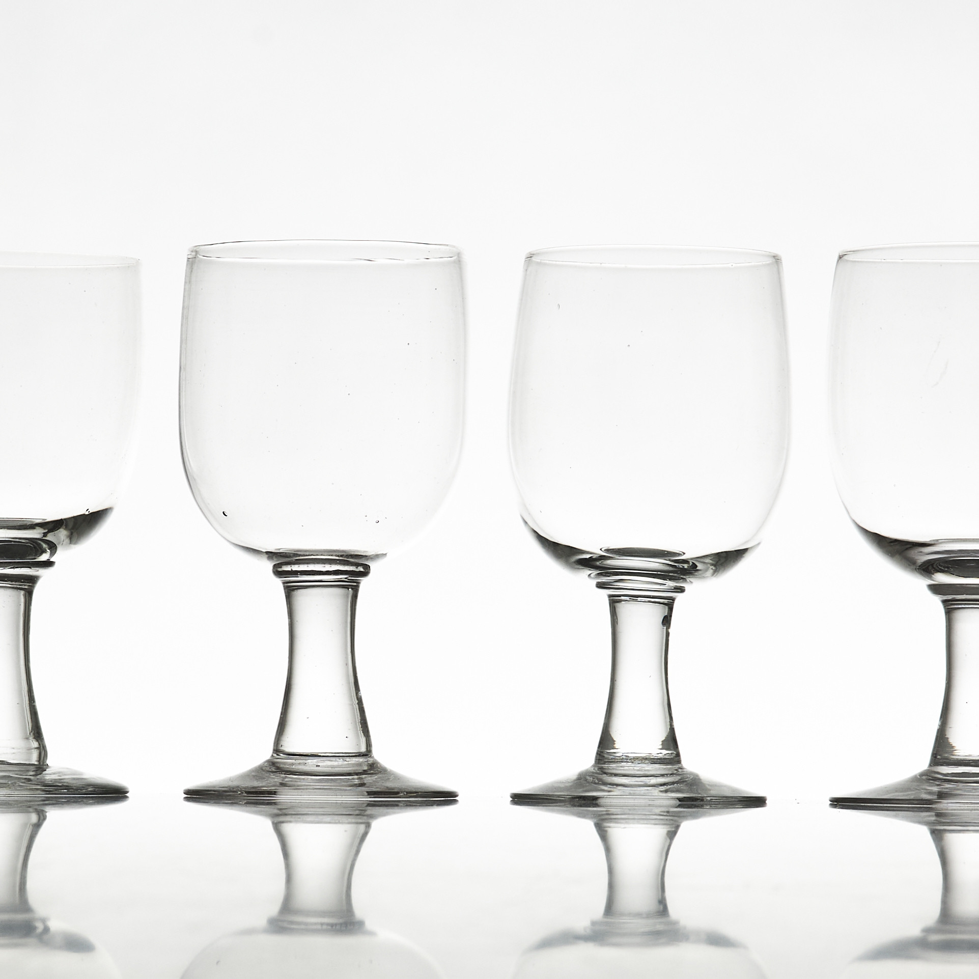 VINGLAS, 14 st, klarglas, snarlika, 1900-tal.