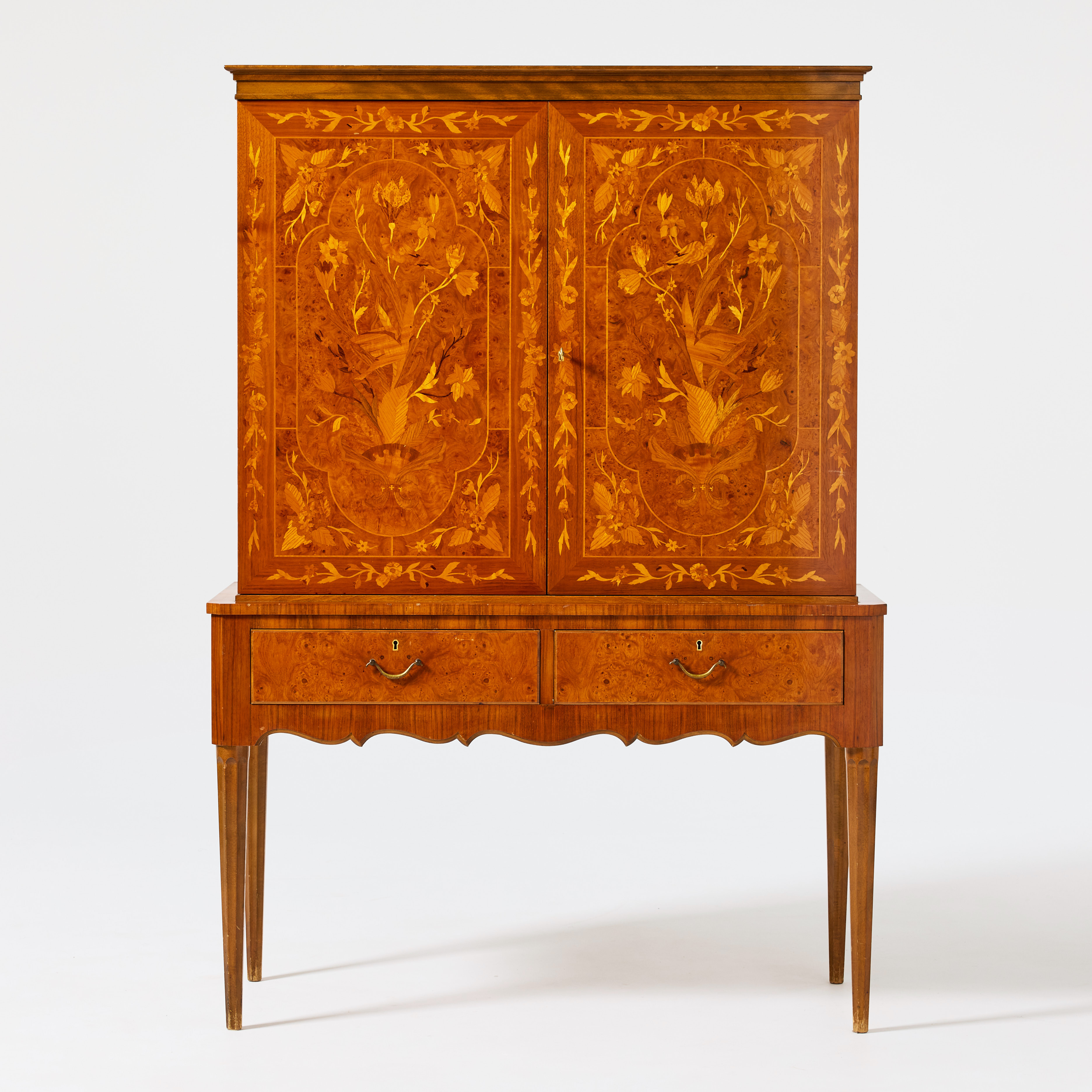 SKÅP, AB Alfred Ehrlin Möbel, Tranås 1940-tal, modell 152, fanerat i mahogny med flera träslag, fronten med intarsia dekor av kvistar, blommor och fåglar.