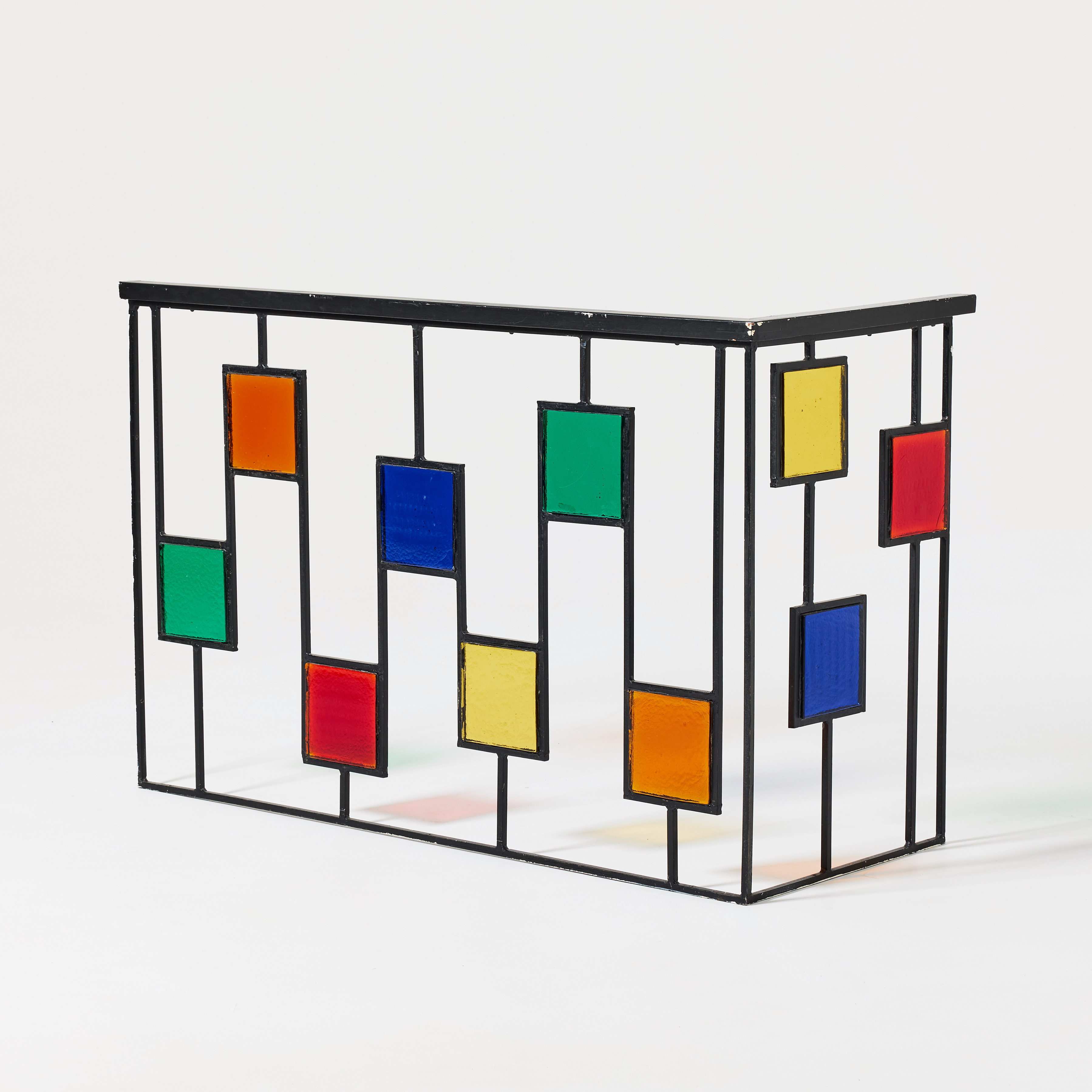 BALKONGRÄCKE, Sverige 1960/70-tal, svartlackerat järn och trä, infällda polykdroma glasplattor.