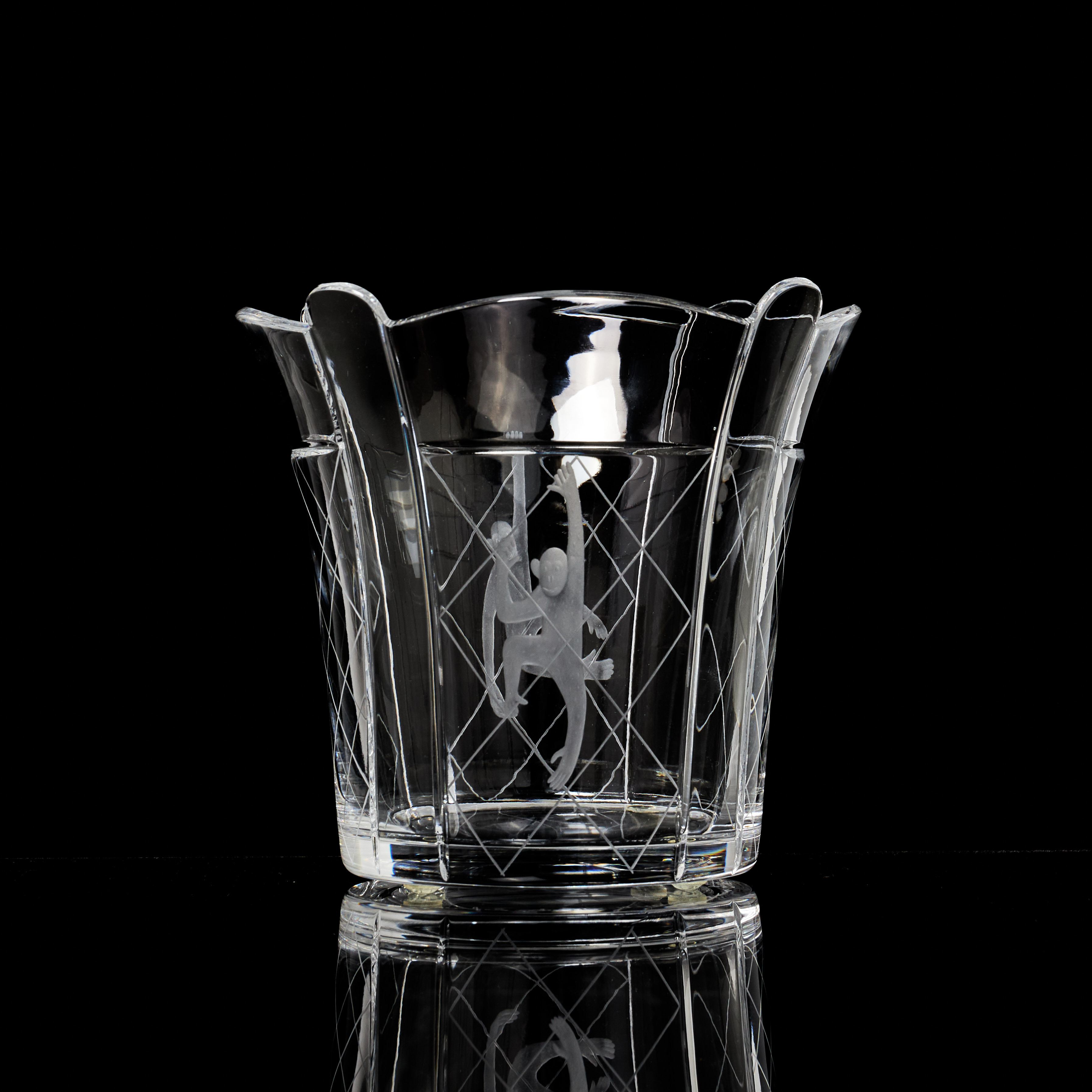 GUNNAR CYRÉN. Vas, Apor, glas, Orrefors, signerad.