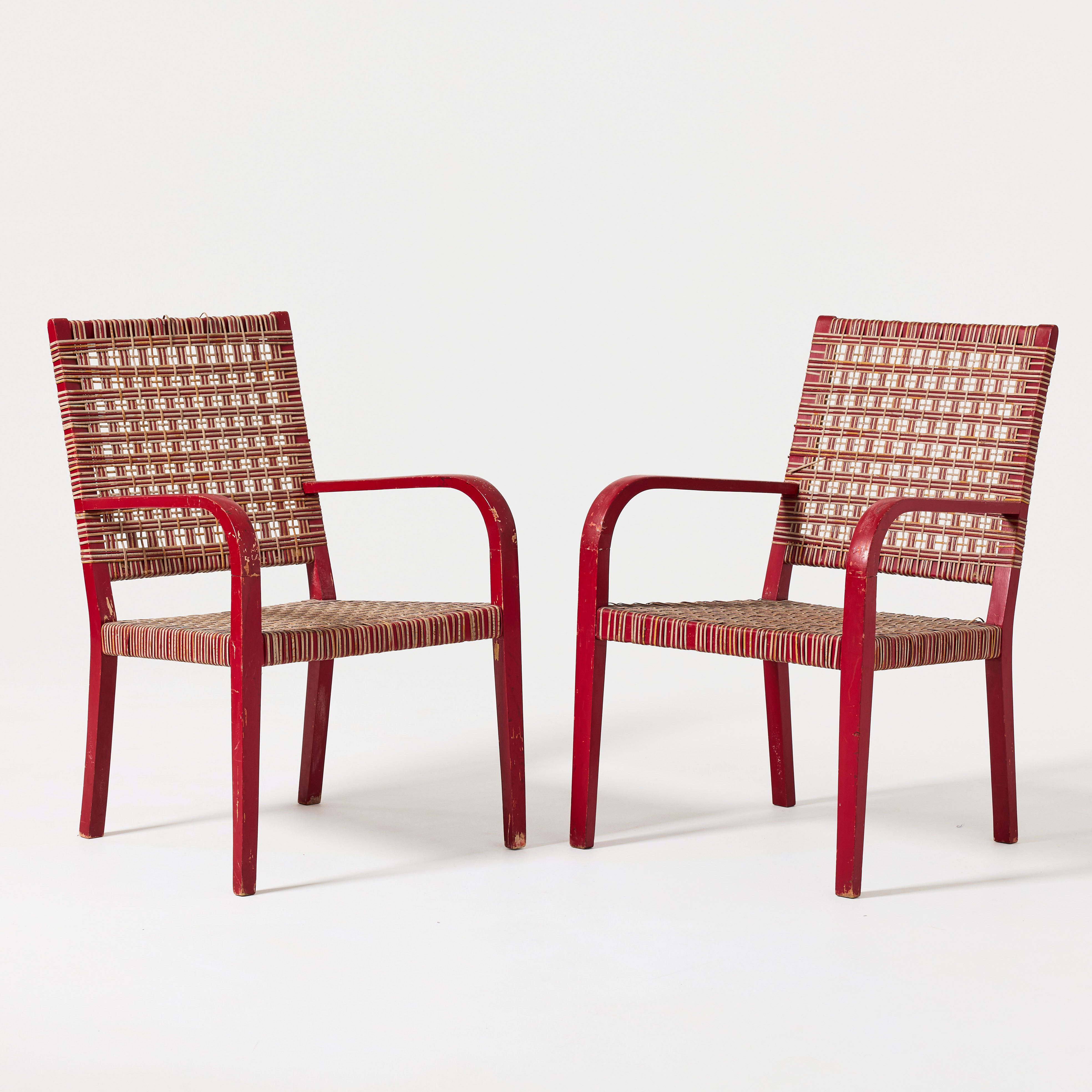 KARMSTOLAR, 1 par, Kunglig Hof korgmakare R Wengler, Danmark, rödlackerade med sitsar och rygg i rotting.