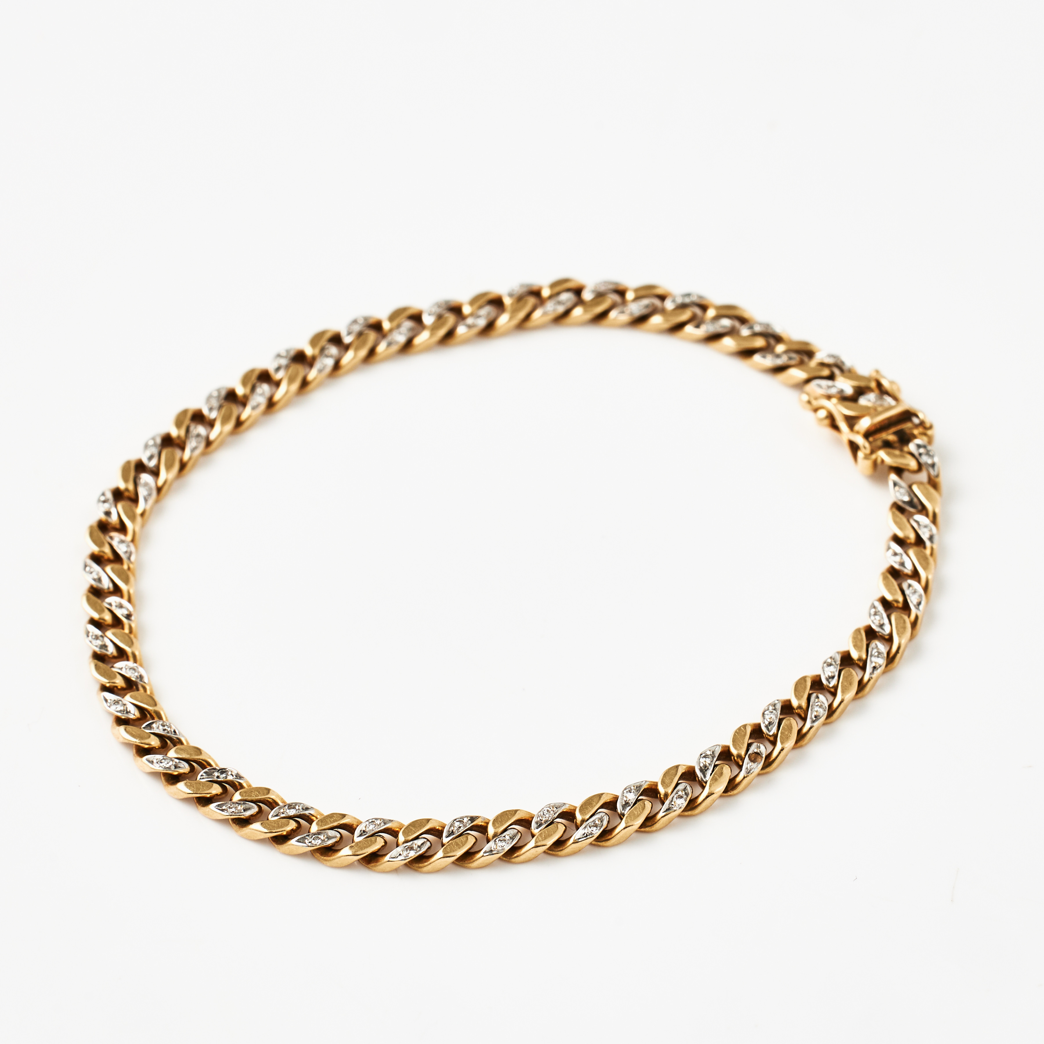 ARMBAND, 18 k röd/vitguld, manglad pansarlänk, dekor med 54 åttkantslipade diamanter, totalt 0,27 ct, enligt gravyr.