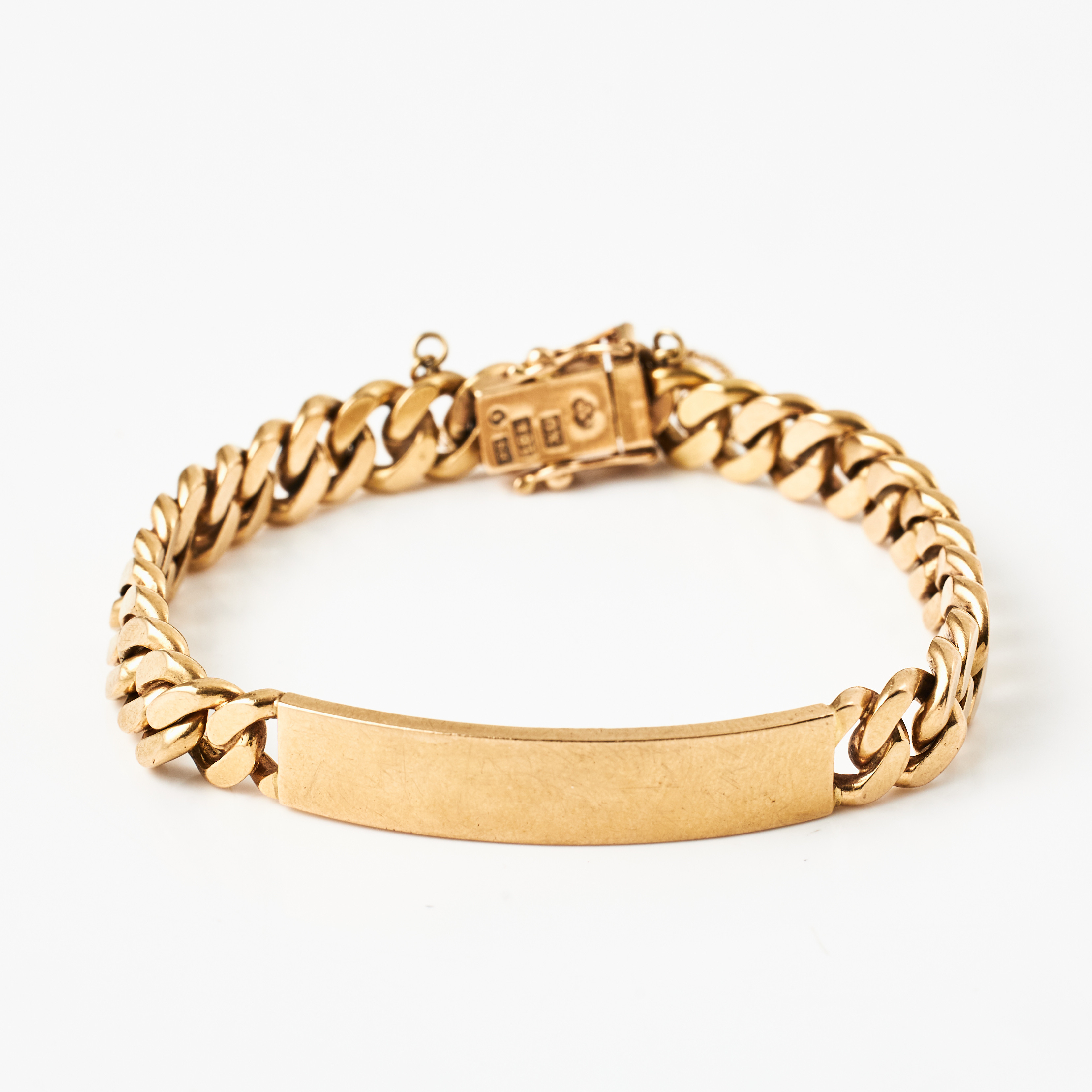 ARMBAND, 18 k guld, manglad pansarlänk med namnbricka, Björn Svensson Guldsmedsatelje, Stockholm 1972.