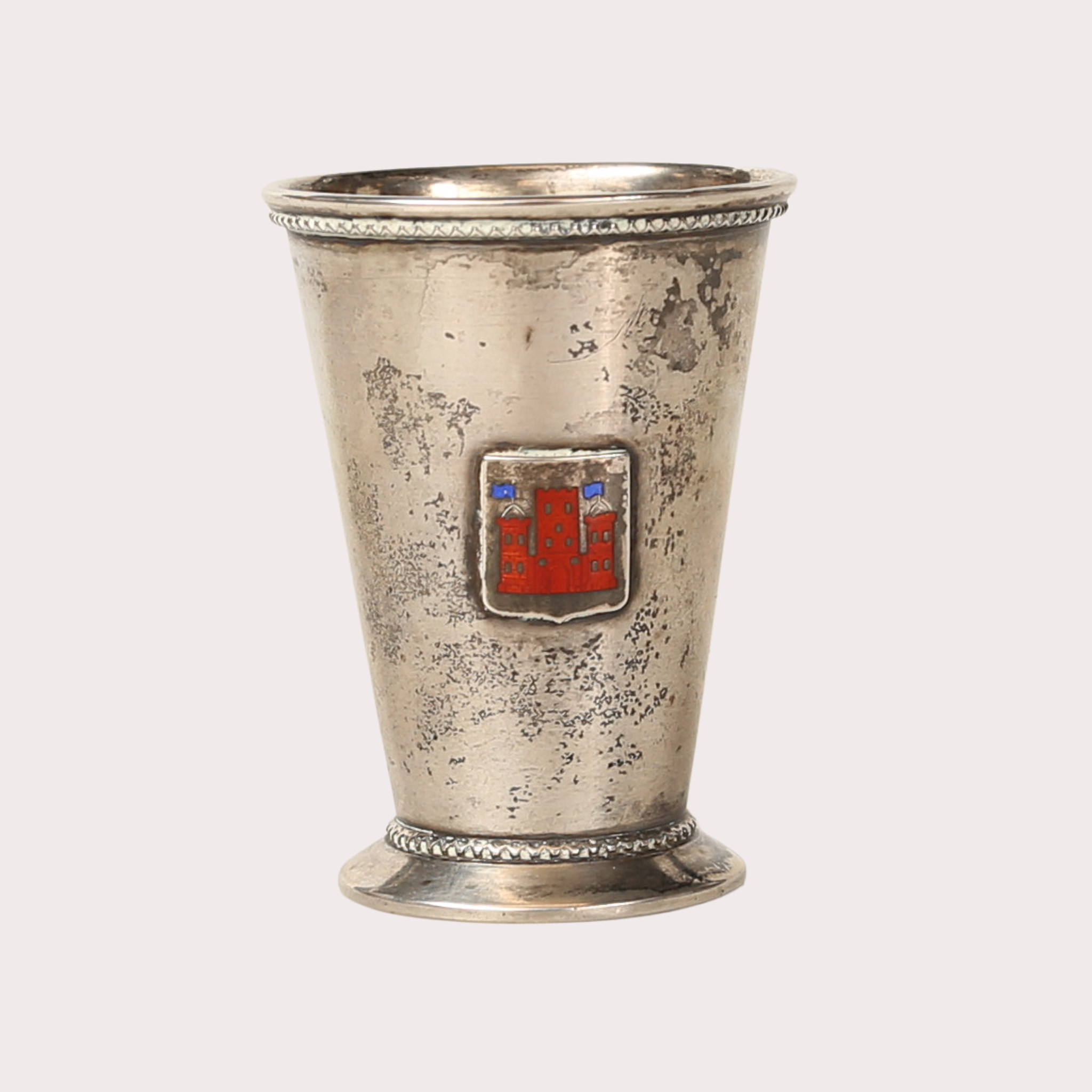 BÄGARE, silver 830/1000, HELSINGBORGS STADSVAPEN I EMALJ. Stämplad F.J.Holm, Helsingborg, år 1903. Vikt 24,5 gram.