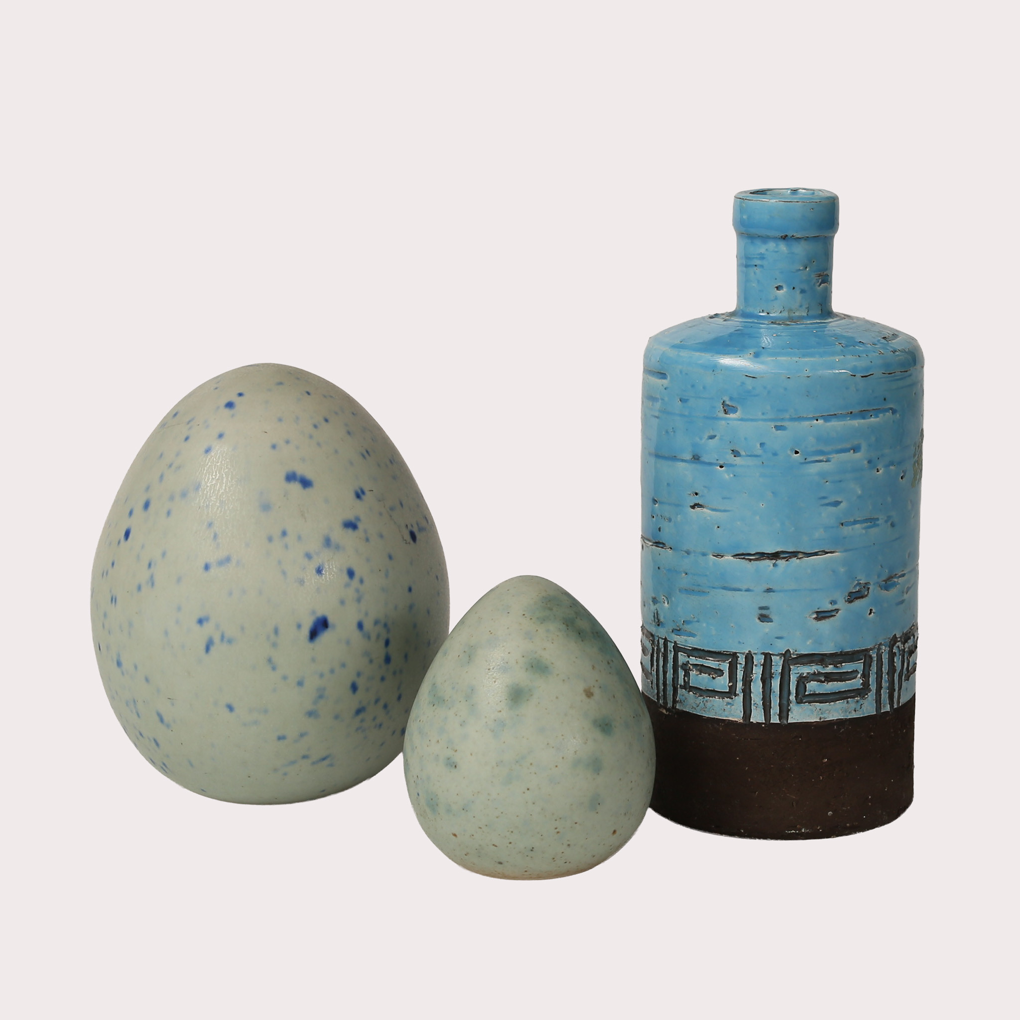 JÖRGEN WULFF. Figuriner, "Ägg", stengods, spräcklig glasyr signerade. VAS, turkos, Jie. Totalt 3 delar. Omkring 1900-talets sista fjärdedel.