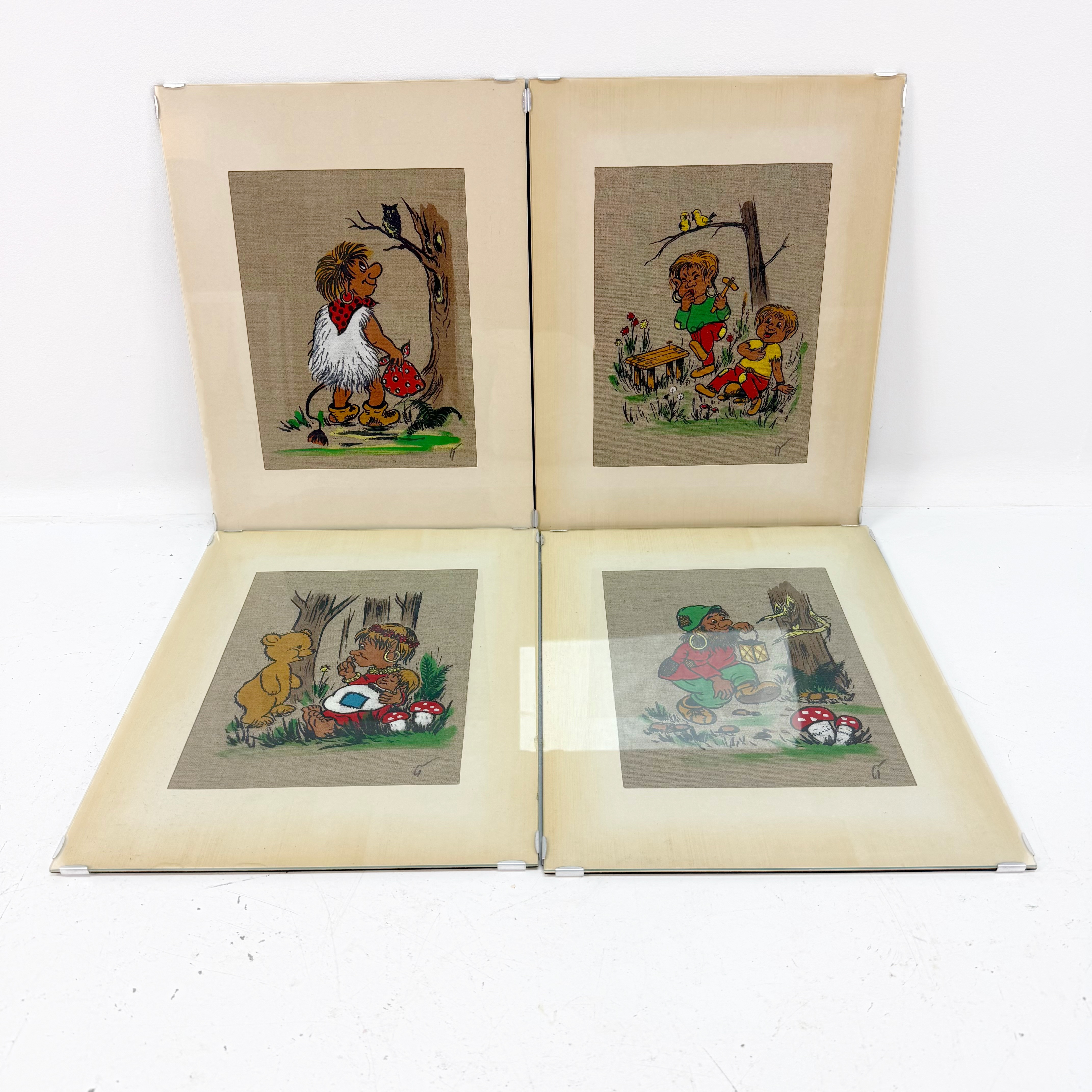 TAVLOR - 4st trollmotiv, tryck på textil, oidentifierad konstnär, signerade, 1900 talets andra hälft.