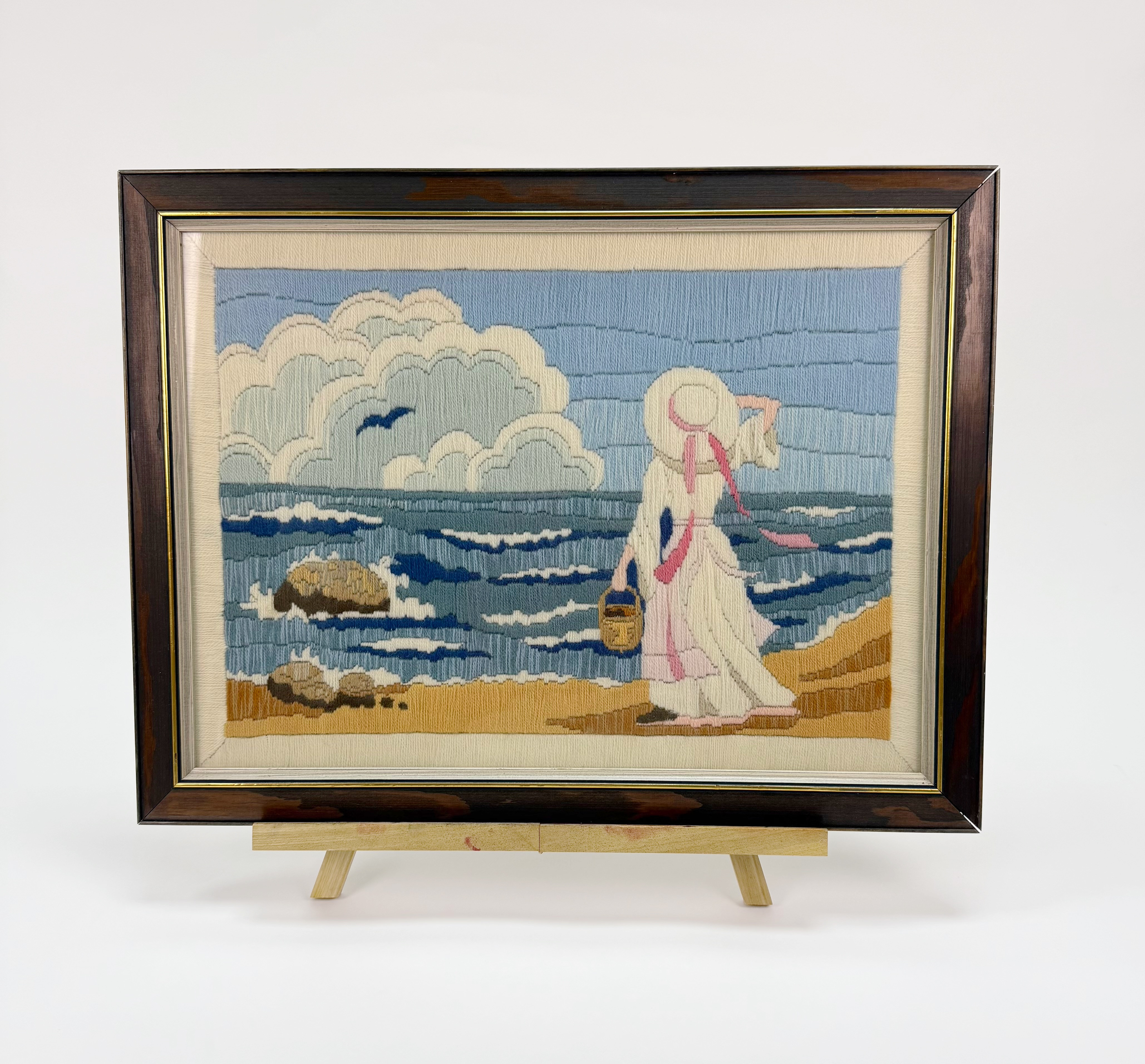 BRODERAD TAVLA - Kvinna vid hav, hantverk, 1900 talets andra hälft.