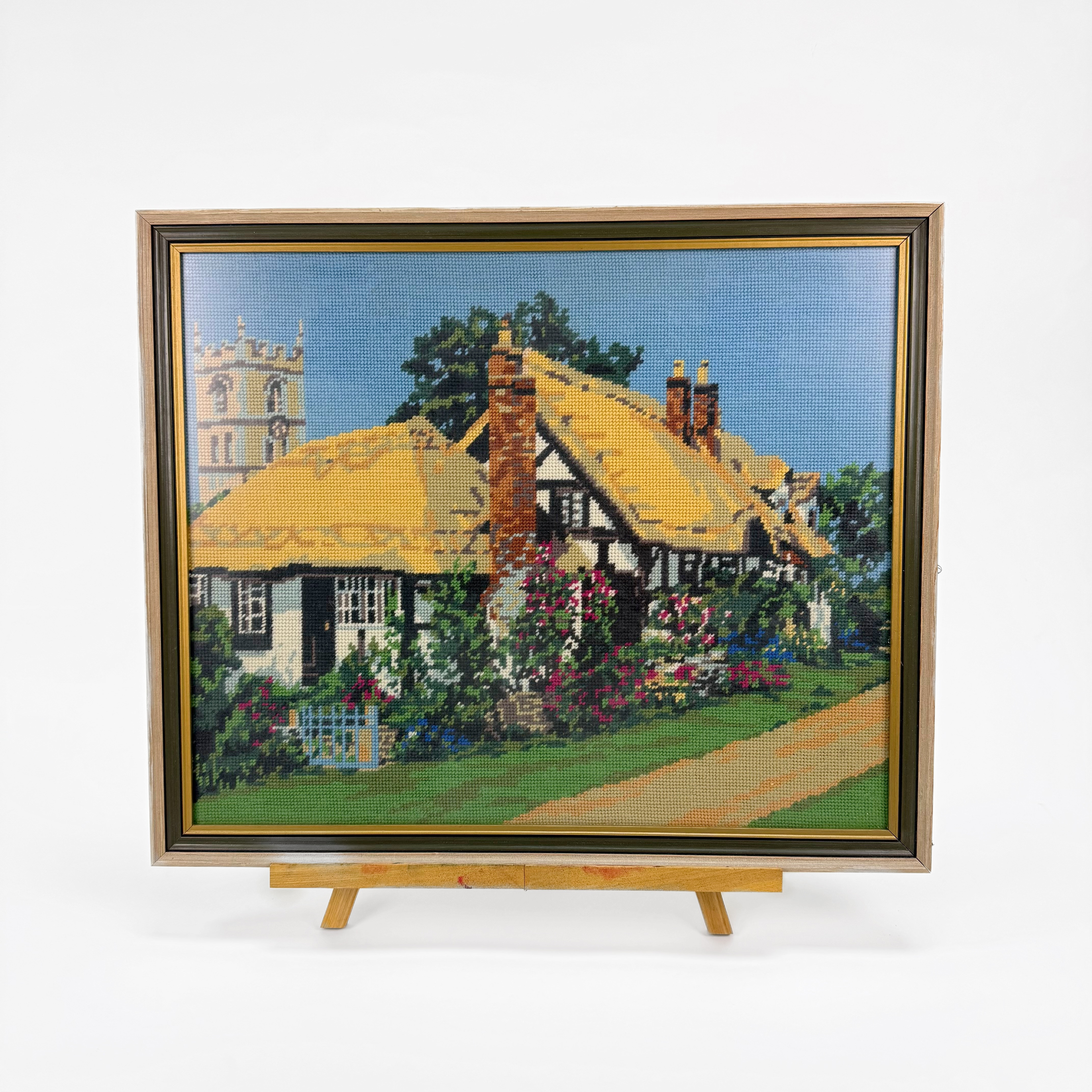 BRODERAD TAVLA - Hus med blommor, hantverk, 1900 talets andra hälft.