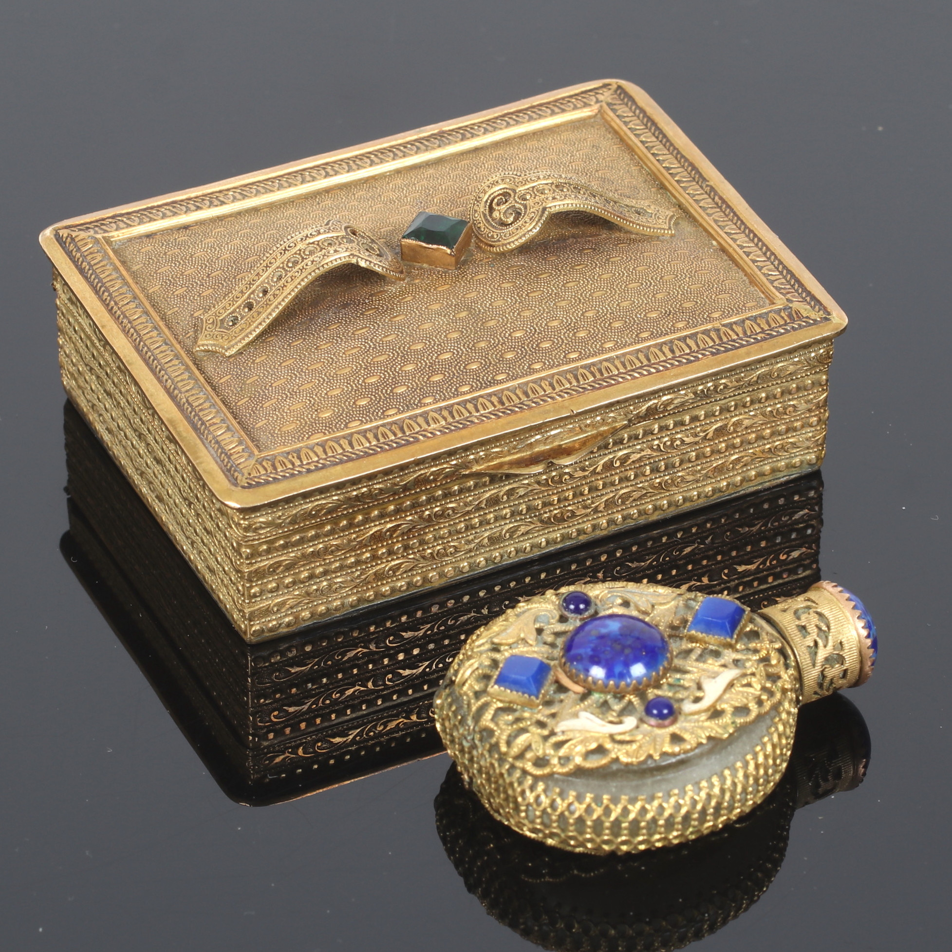 SMYCKESASK och FLAKONG, gulmetall, bl.a, med Lapis Lazuli, Tjeckoslovakien. 1900-tal.