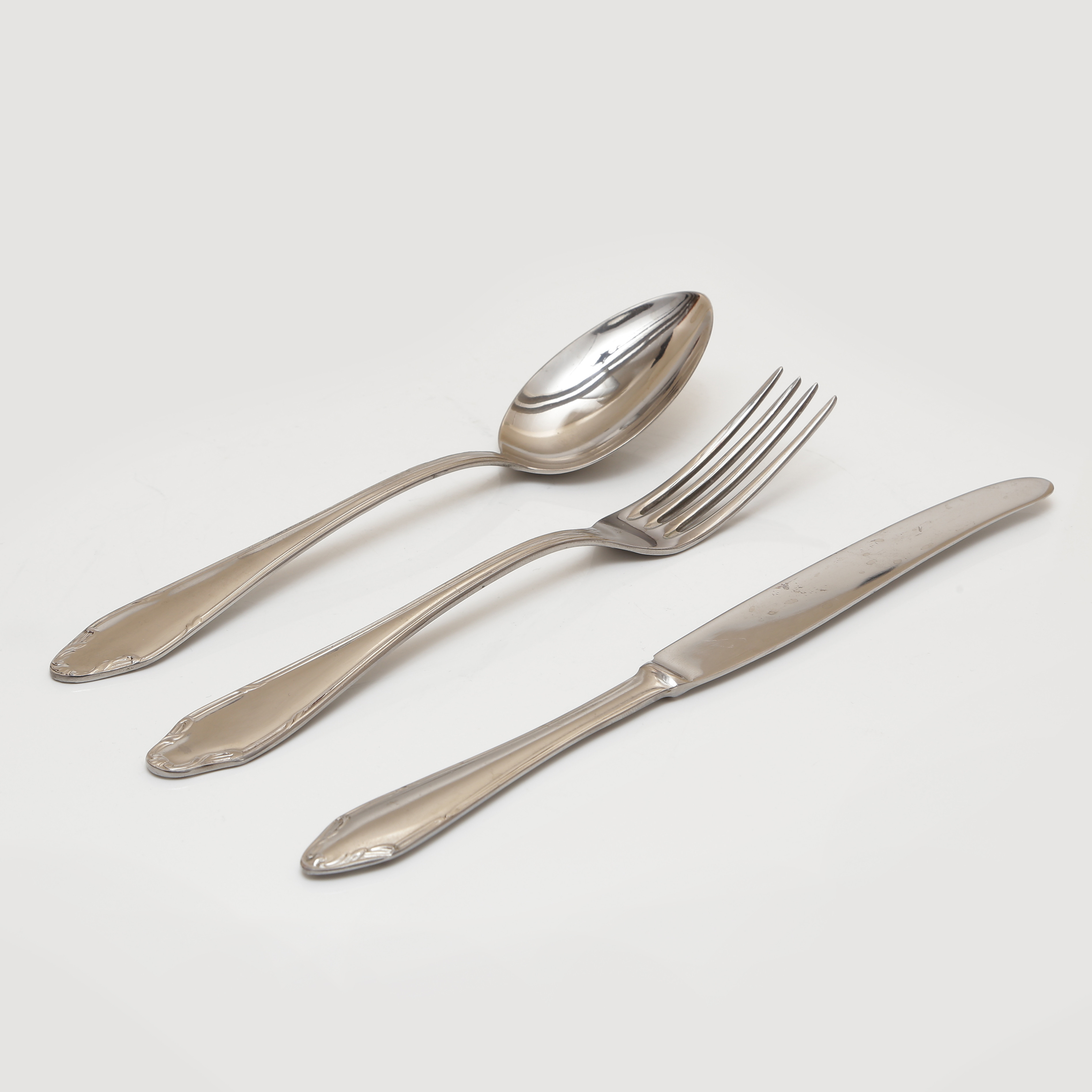 12 GAFFLAR, 12 KNIVAR, 10 SKEDAR, MEMA, BESTICK, ROSTFRITT STÅL.