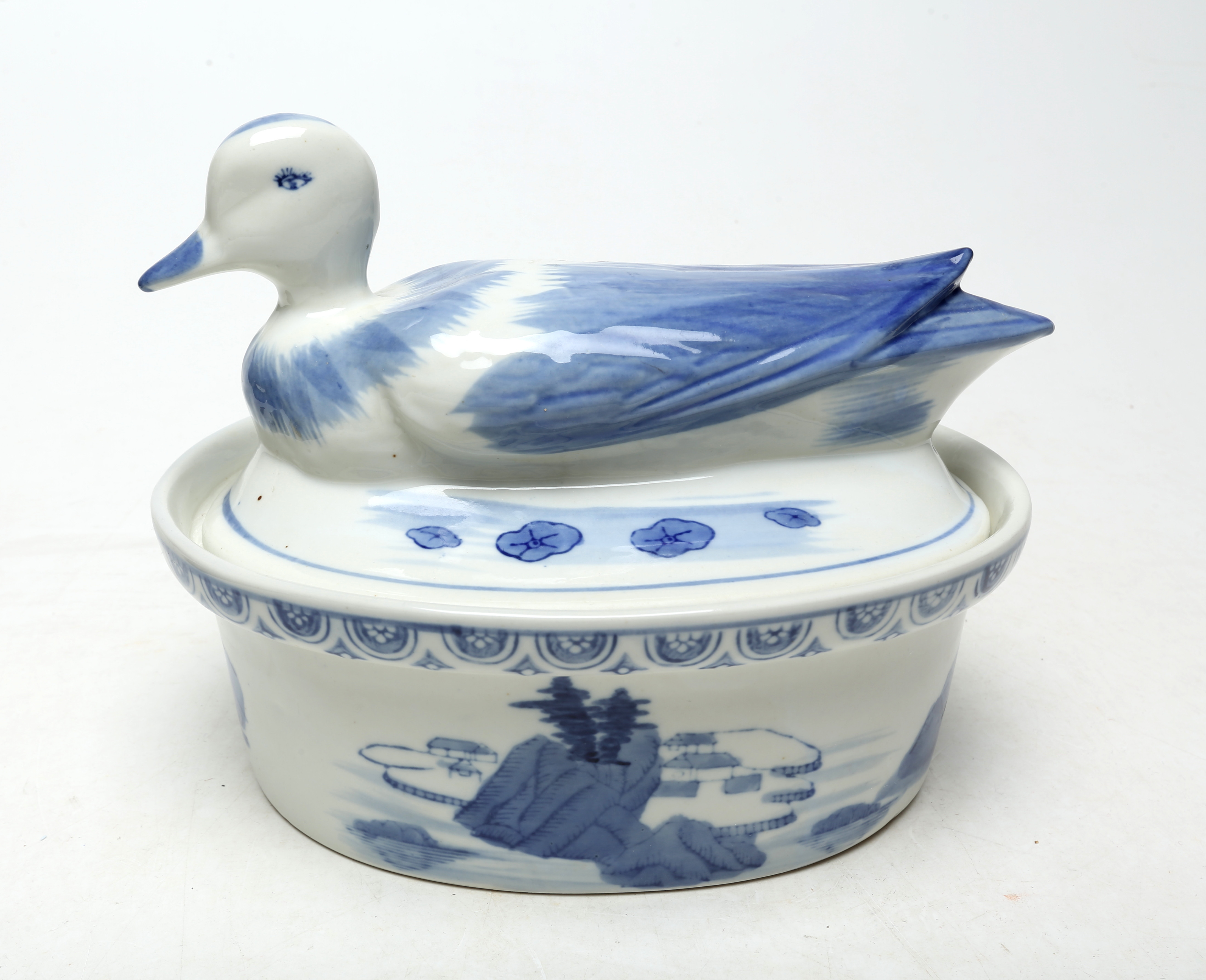 TERRIN med lock, porslin, Asien, 1900-tal.