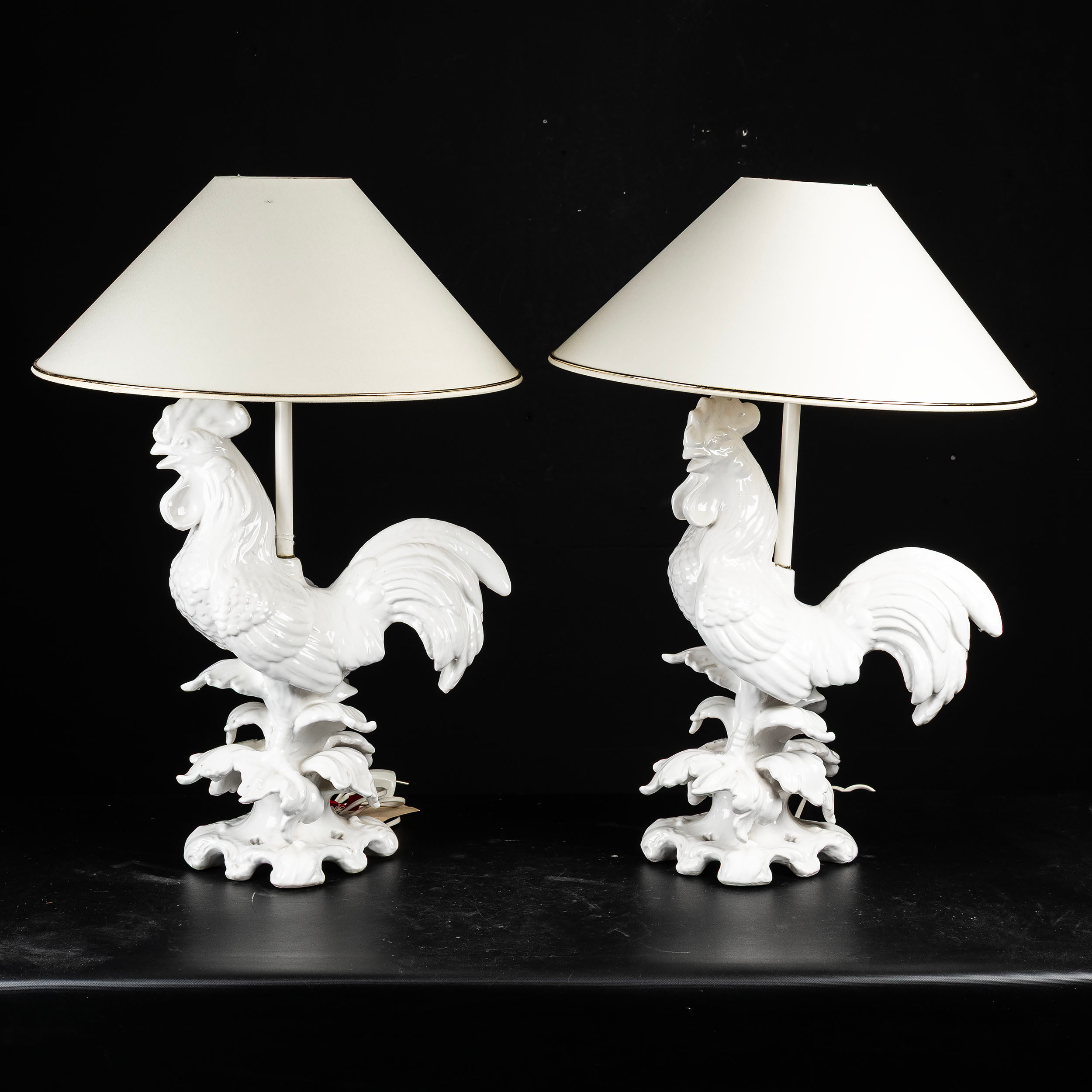 BORDSLAMPOR, 1 par, porslin med lampskärmar, Miranda AB.