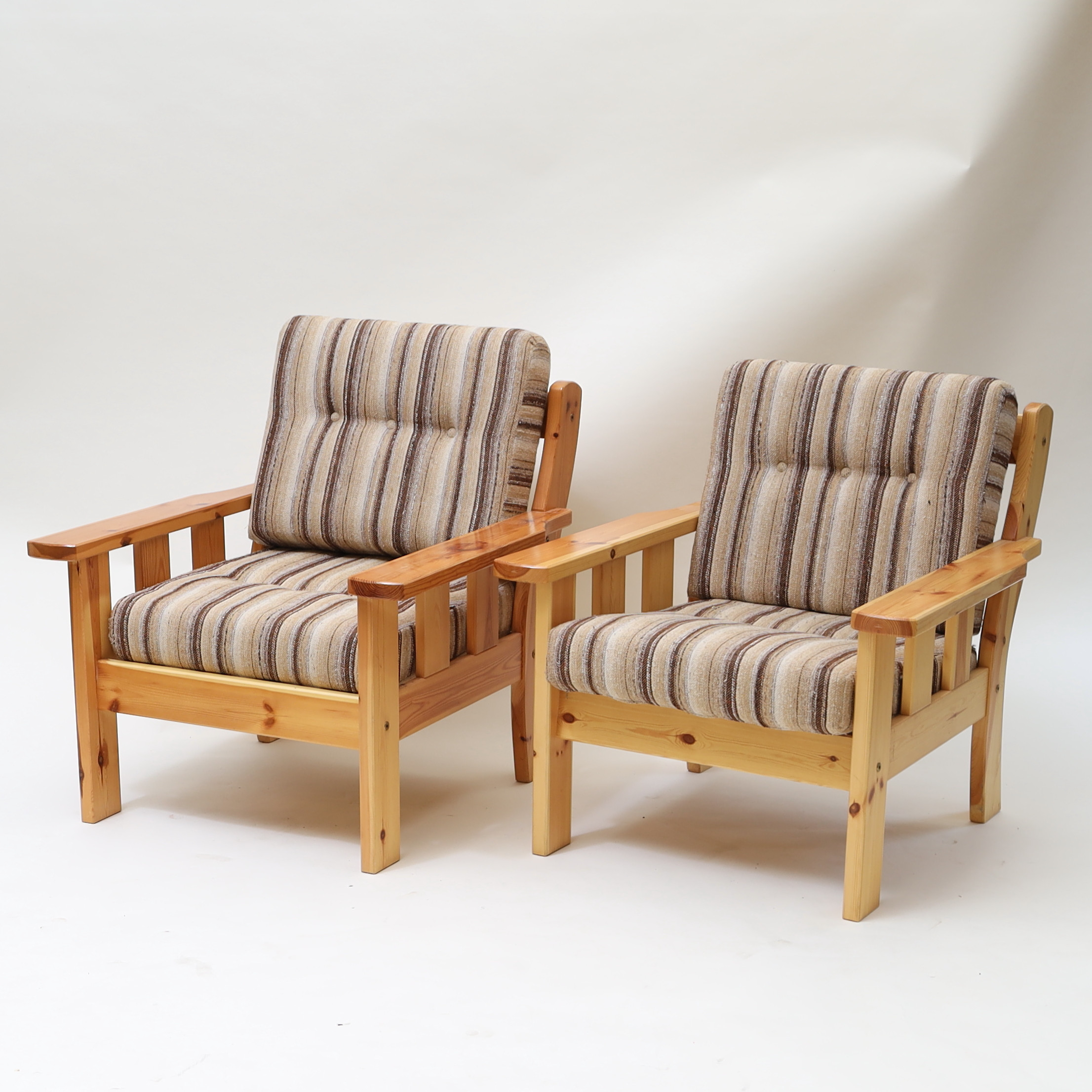 FÅTÖLJER ETT PAR, 1900-talets andra hälft.