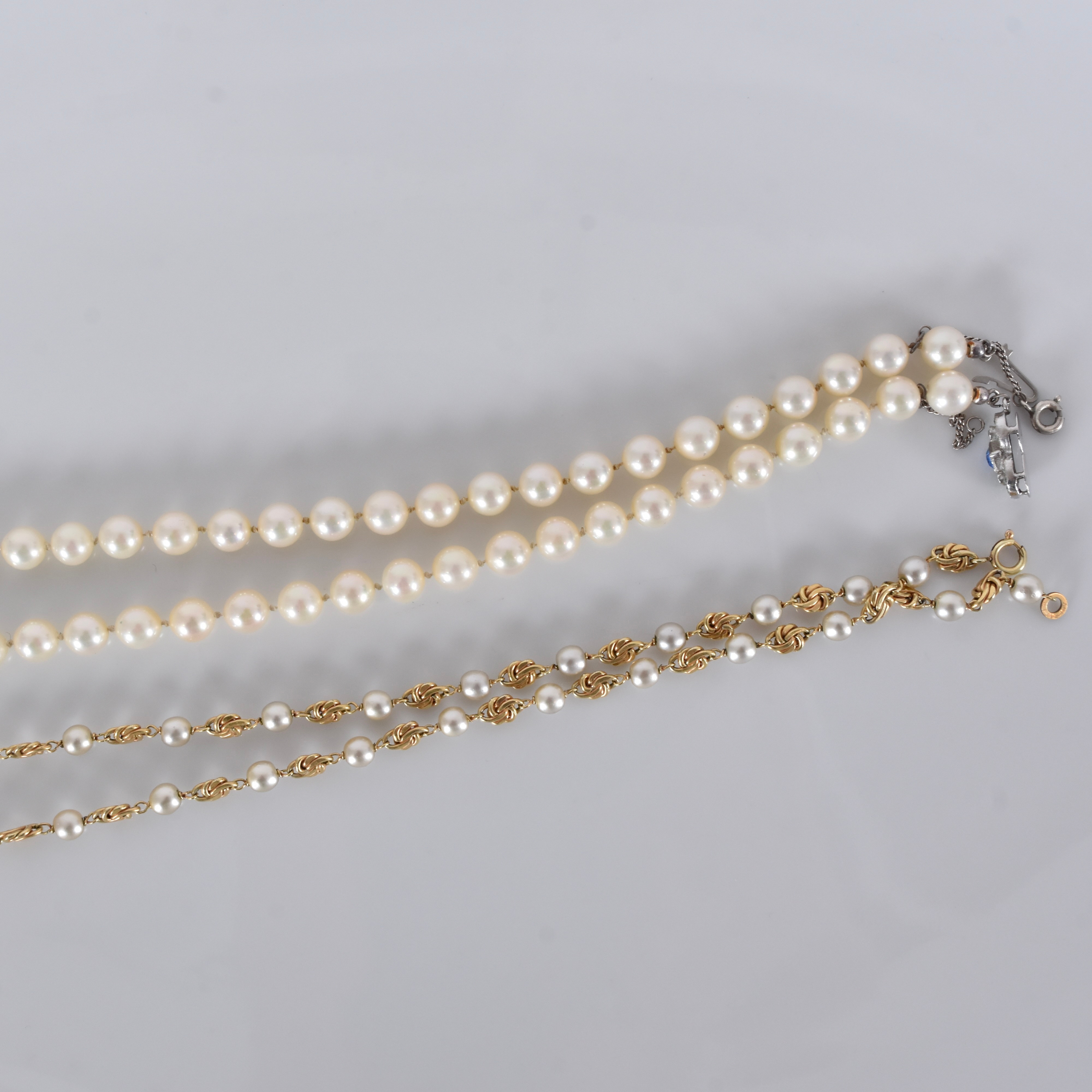 PÄRLCOLLIER, 2 st, bl a med silverspänne.