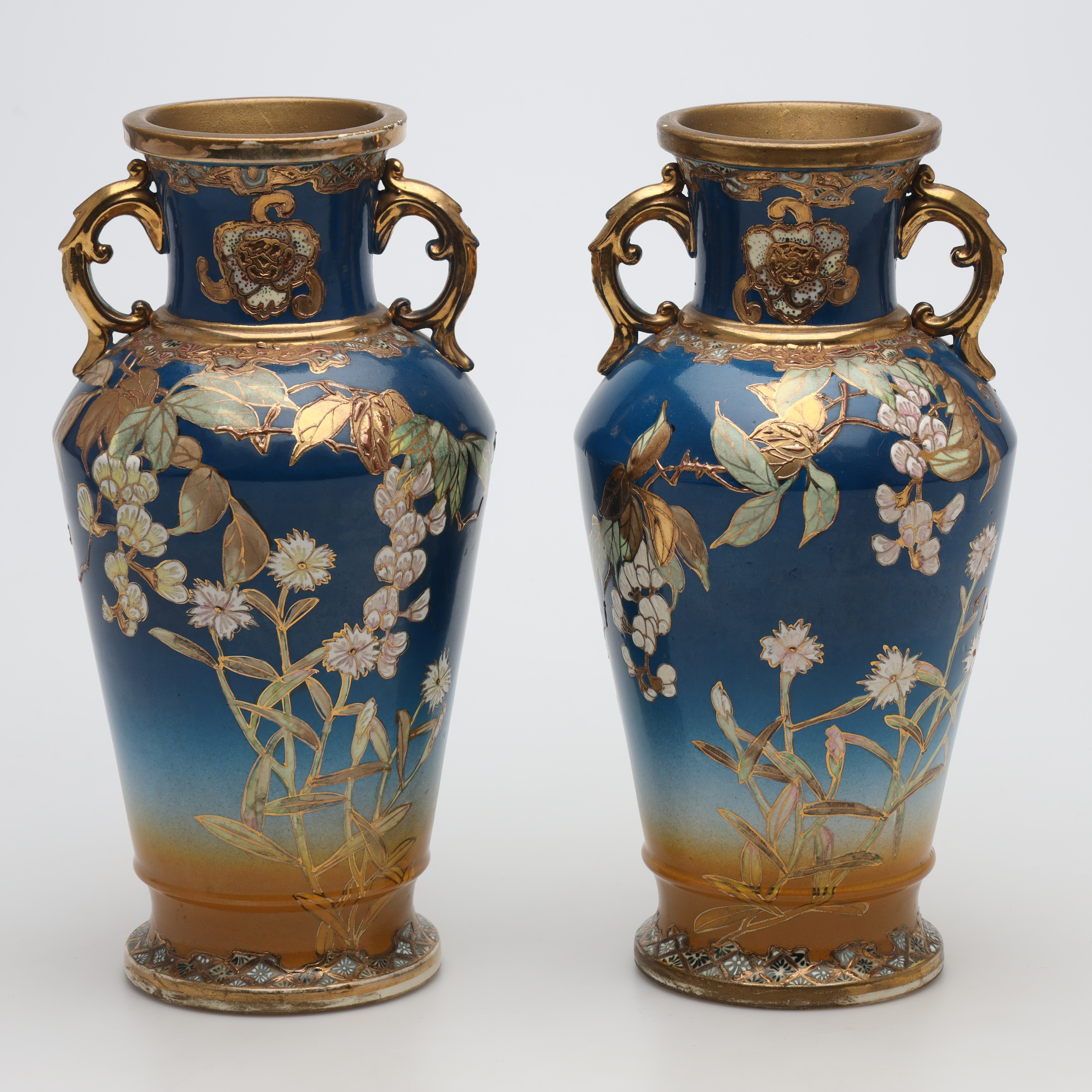 HÄNKELVASER, 1 par, keramik, Asien.