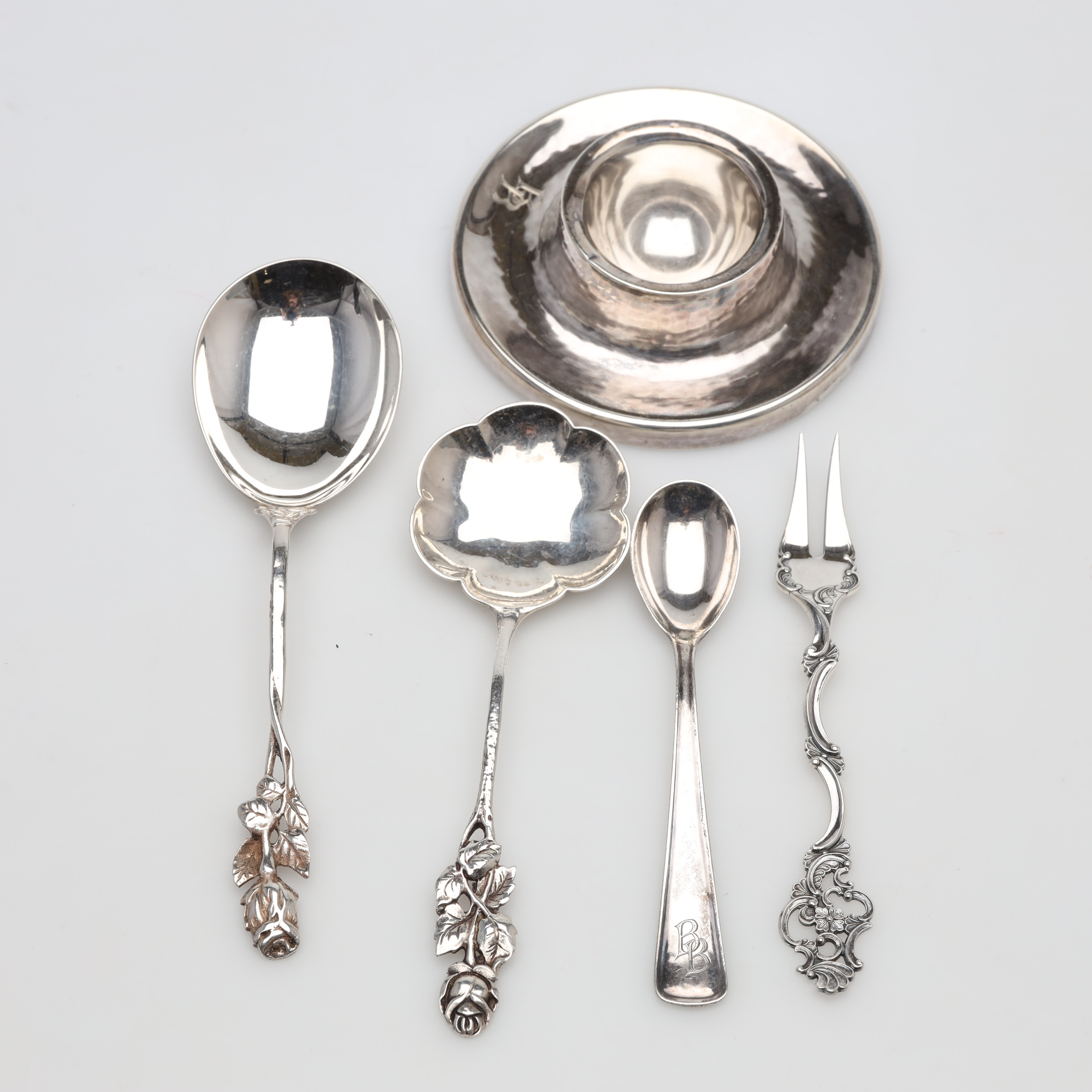 SILVERFÖREMÅL 5 delar vikt ca 96 gram.