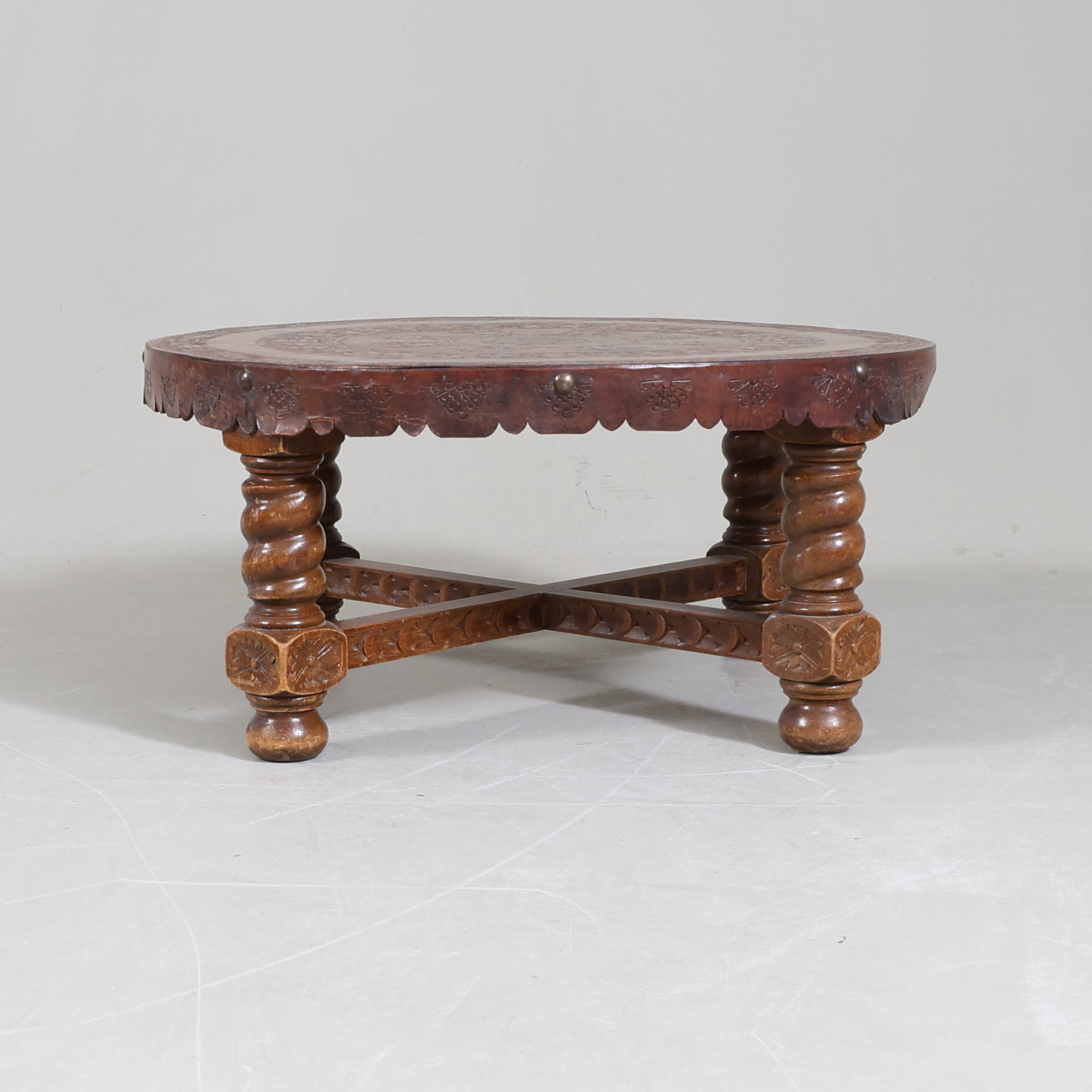 BORD, betsat trä & präglat skinn, Peru, 1900-talets mitt.