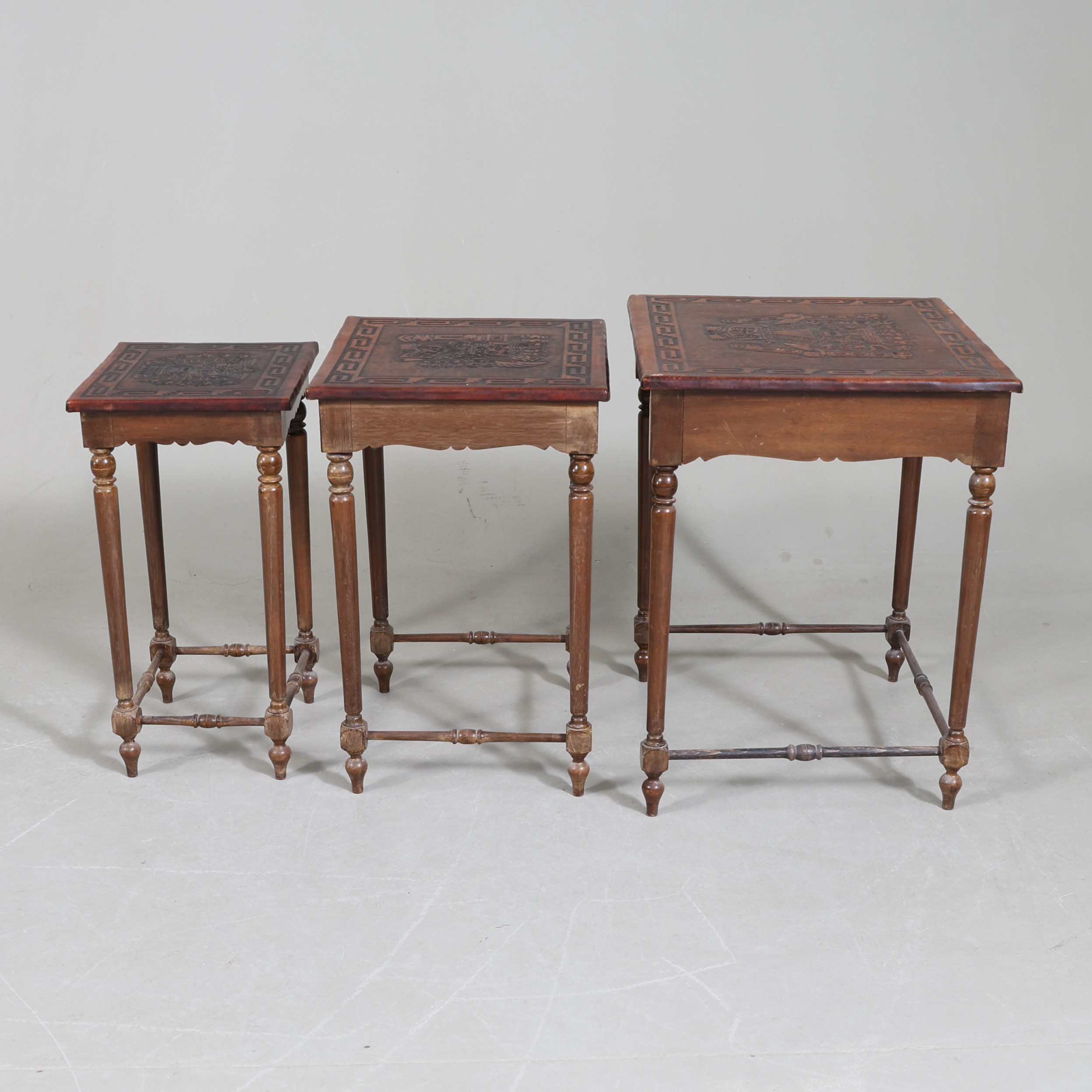 SATSBORD, 3 dlr, betsat trä & präglat skinn, Peru, 1900-talets mitt.