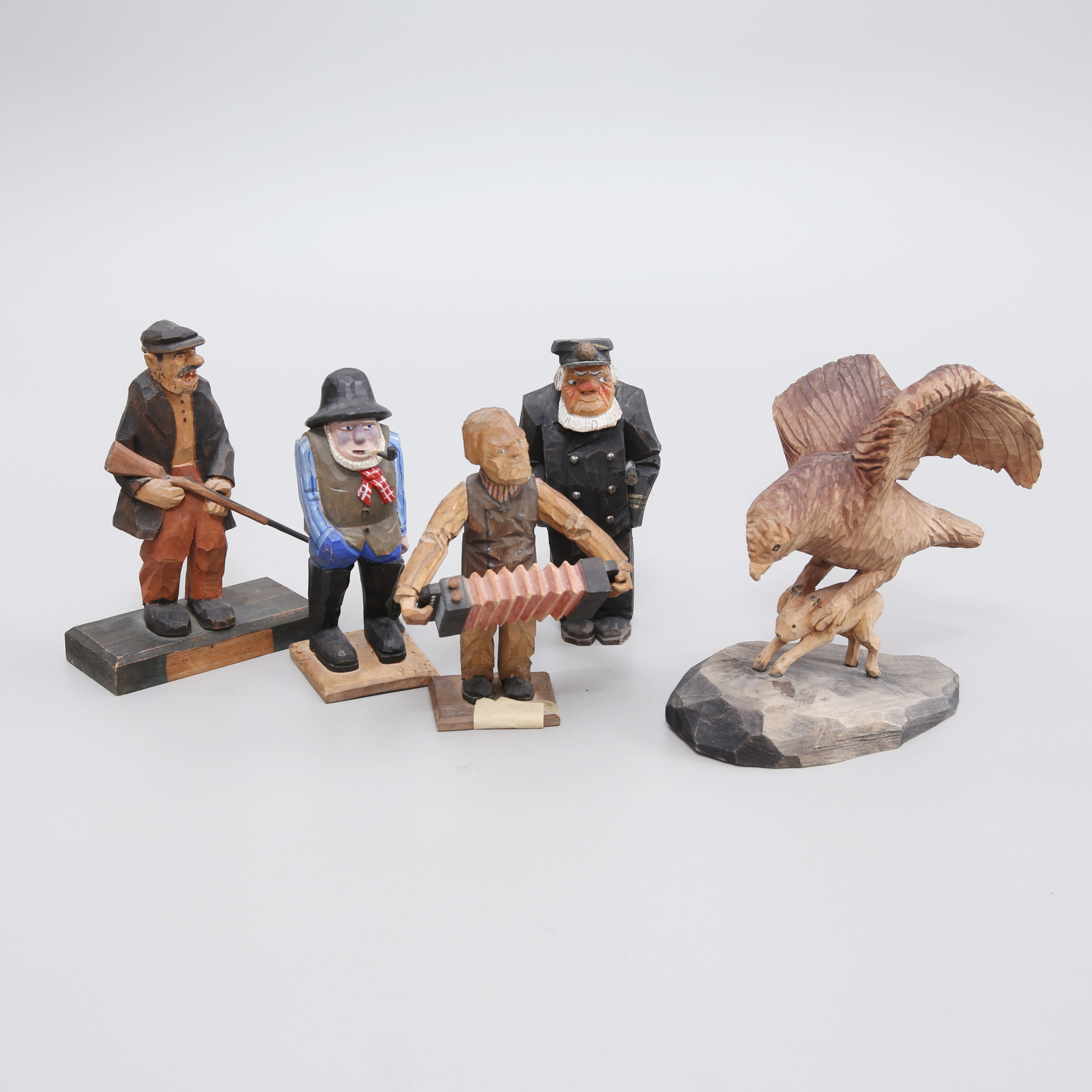 SKULPTURER, 5 st, snidat och bemålat trä, Småland, 1900-tal.