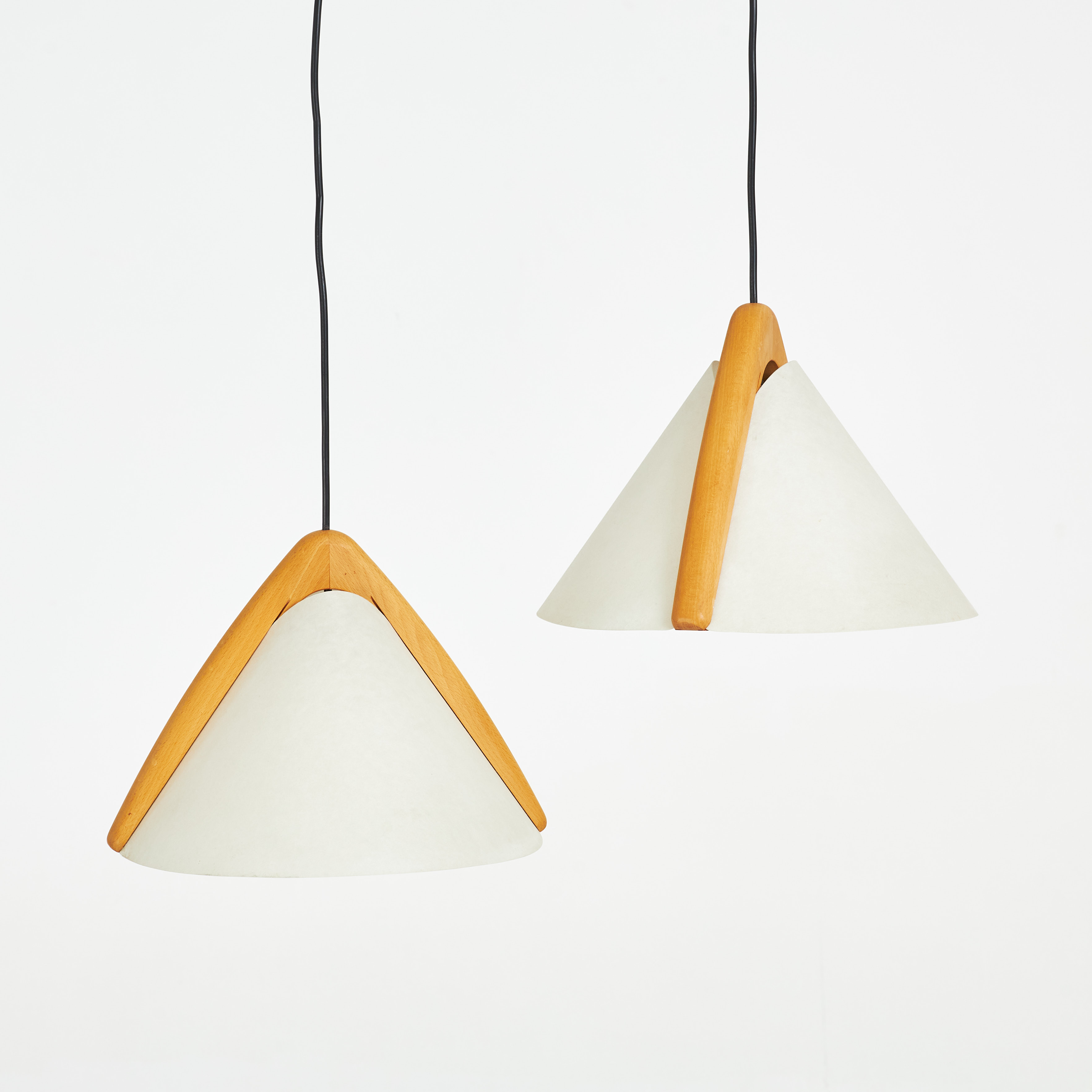 TAKLAMPOR, ett par, modell Pila", etikettmärkta Domus, stomme i bok, skärm i akrylplast samt papper.