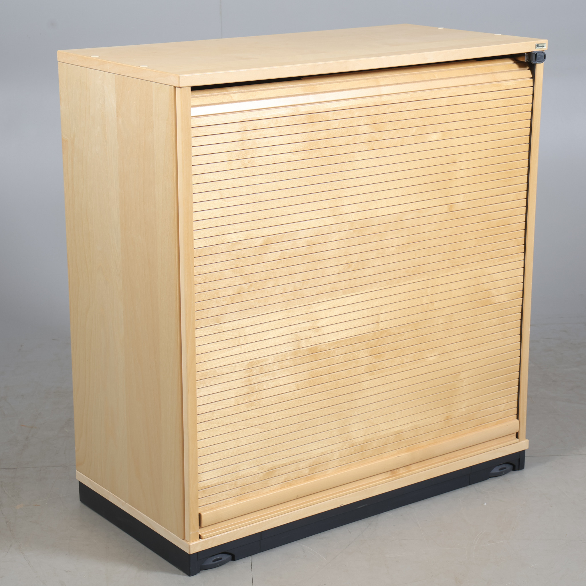 FÖRVARINGSSKÅP, Kinnarps, björk, jalusidörr, samtida.