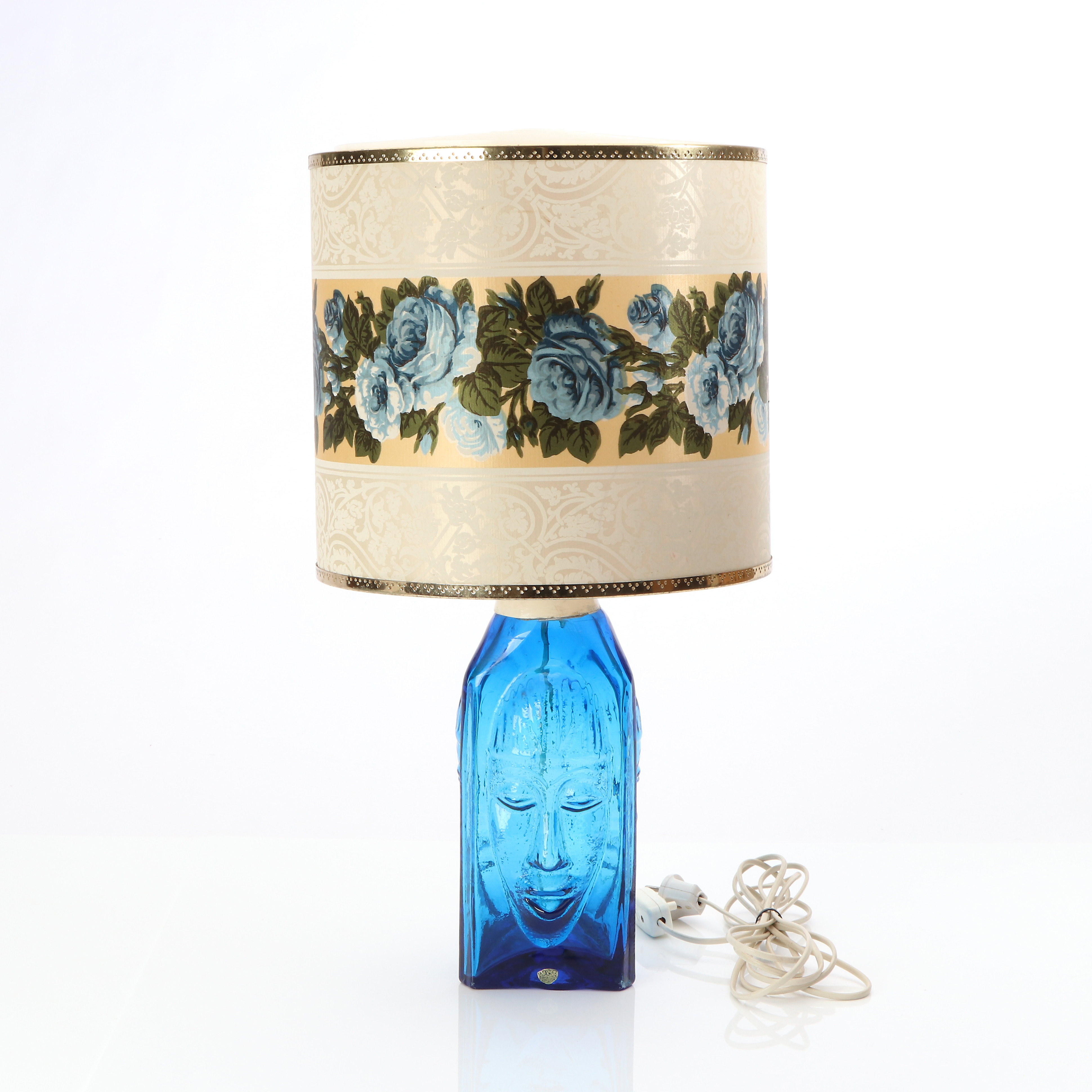 ENERYDA, BORDSLAMPA. Blått glas med dekor av ansikten i relief. 1960/70-tal.