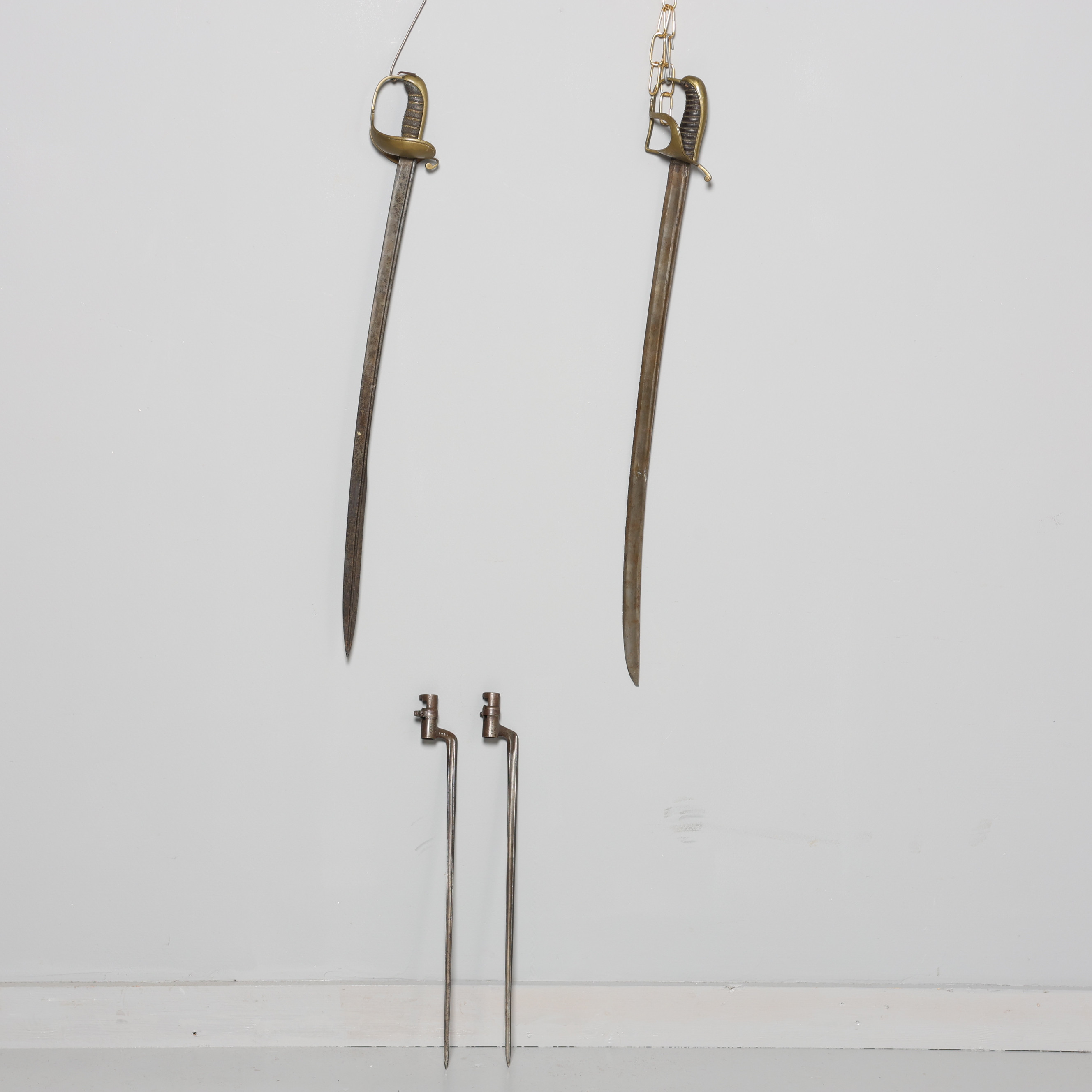 SABLAR samt HYLSBAJONETTER, 4 delar.