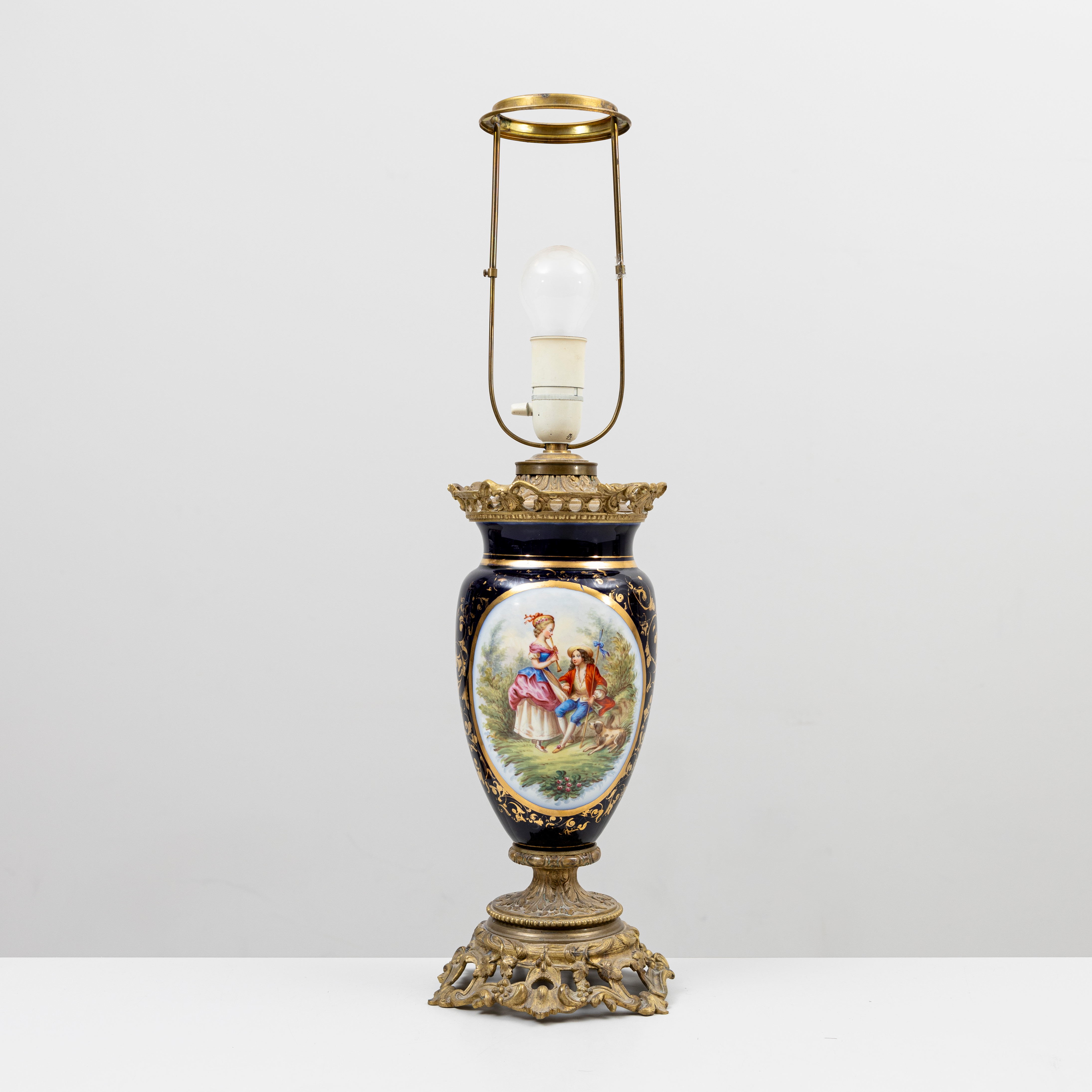 BORDSLAMPA, porslin och mässing, 1800-talets andra hälft.