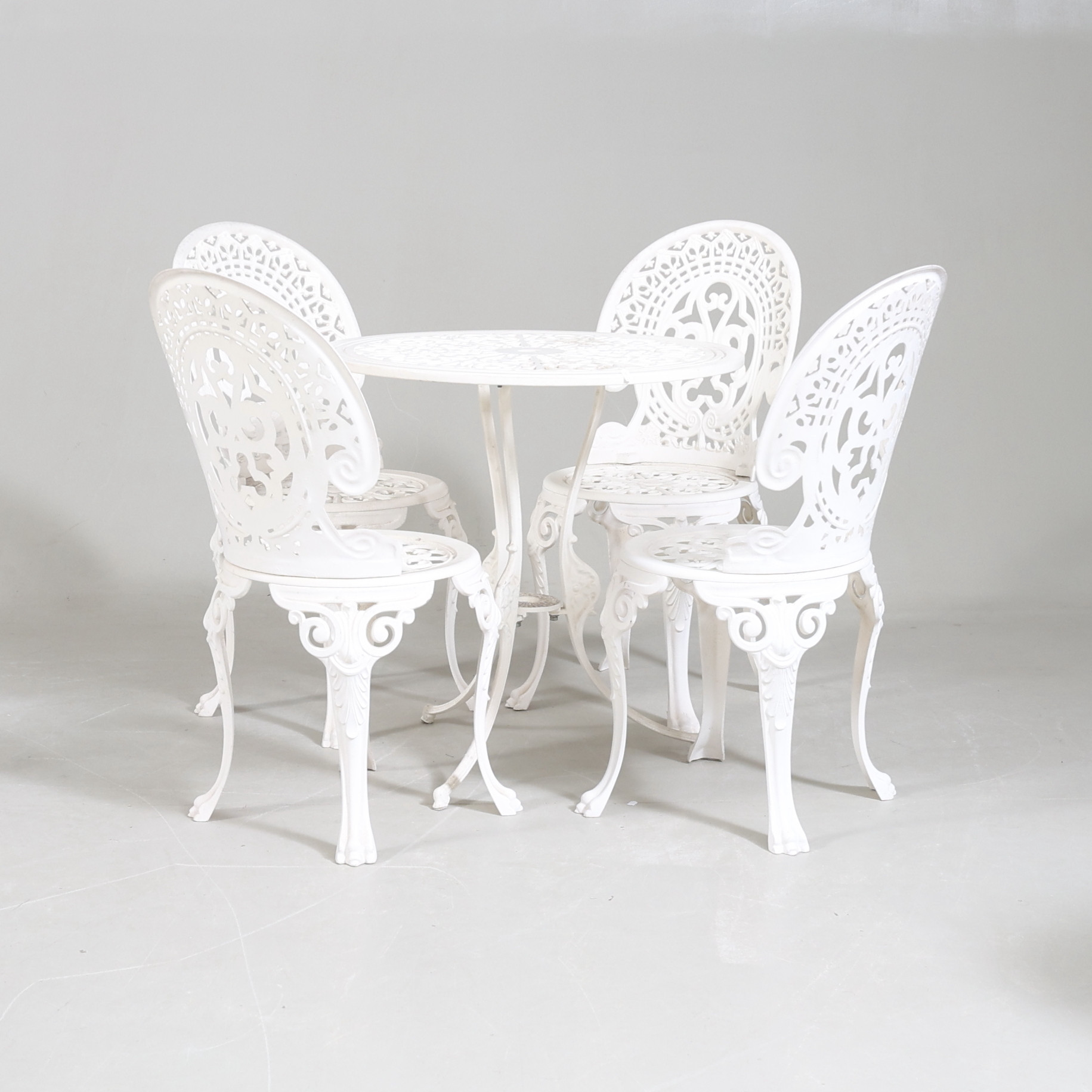 CAFÉGRUPP, 5 delar, lackerat gjutgods, 1900-tal.