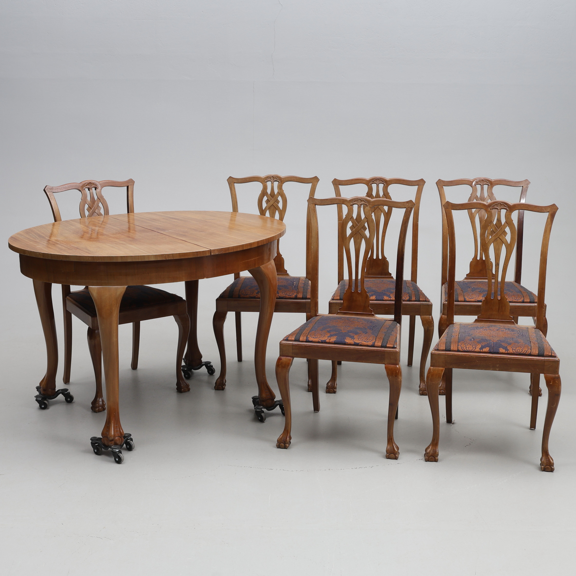 MATSALSMÖBEL. 7 delar, med iläggsskivor, chippendale stil, 1900-tal .