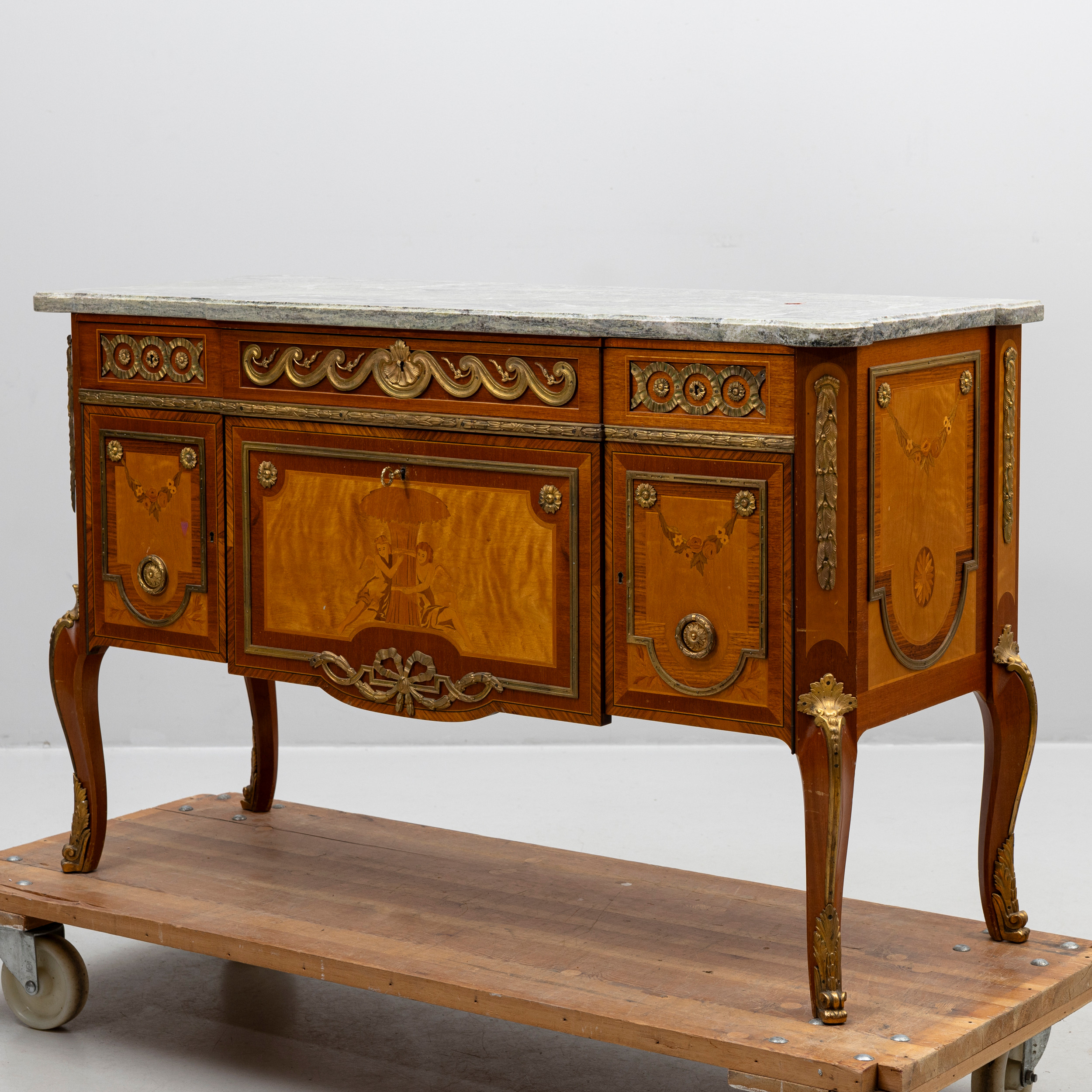 BYRÅ, med stenskiva, s.k. Hauptbyrå, gustaviansk stil, intarsia, fanerad i olika träslag bland annat valnöt och jakaranda, 1900-talets mitt.